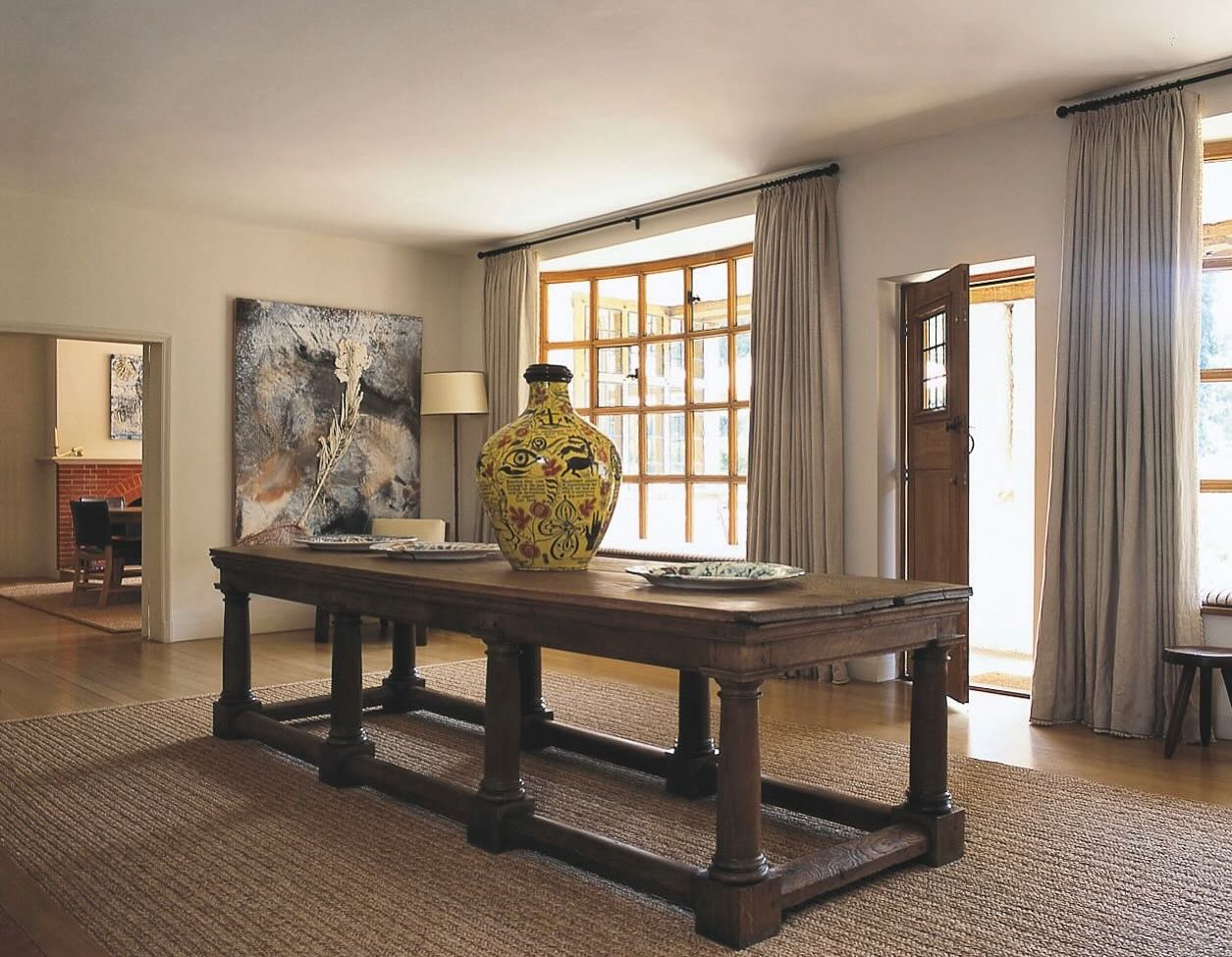 A Grayson Perry pot meets an Arts and Crafts table in a Lutyens country house, decorated by VGA
@theworldofinteriors