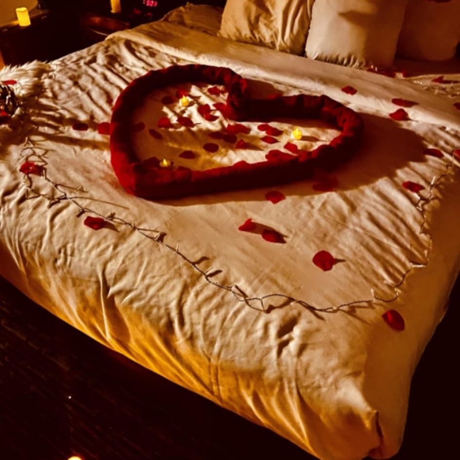 ❤️ Create Unforgettable Moments with B.Loved Creations and More! ❤️
Set the stage for romance with our luxurious bed décor! Whether it’s an anniversary, proposal, or just a special night in, we bring your vision to life. ✨
🌹 Handcrafted heart of rose petals
🕯️ Soft candlelit ambiance