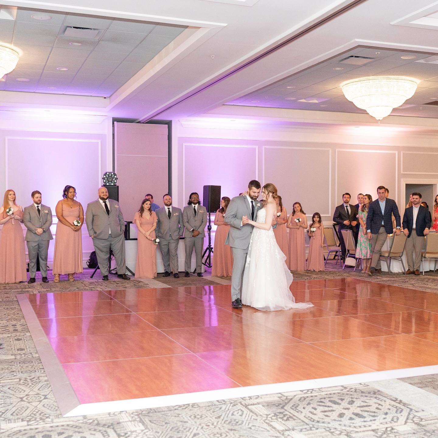 Romance shines brightest under our chandeliers. ✨💫A dreamy first dance at Excelsior Springs—where modern style meets classic love
#ExcelsiorSpringsWedding
📸by @ashleyrappphoto