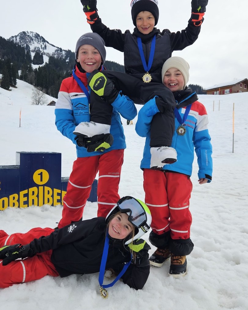 Medaillenhamsterer am Jugendskitag! Über 120 Kids konnten heute bei besten Bedingungen sich amRoggen gegeneinander messen! Auch hier räumten die jüngsten SCO Racer ab: Den Sieg holten: Amy, Noah, Levin🥇🥇🥇💪💪💪 Elia sichert sich Platz 3 🥉💪