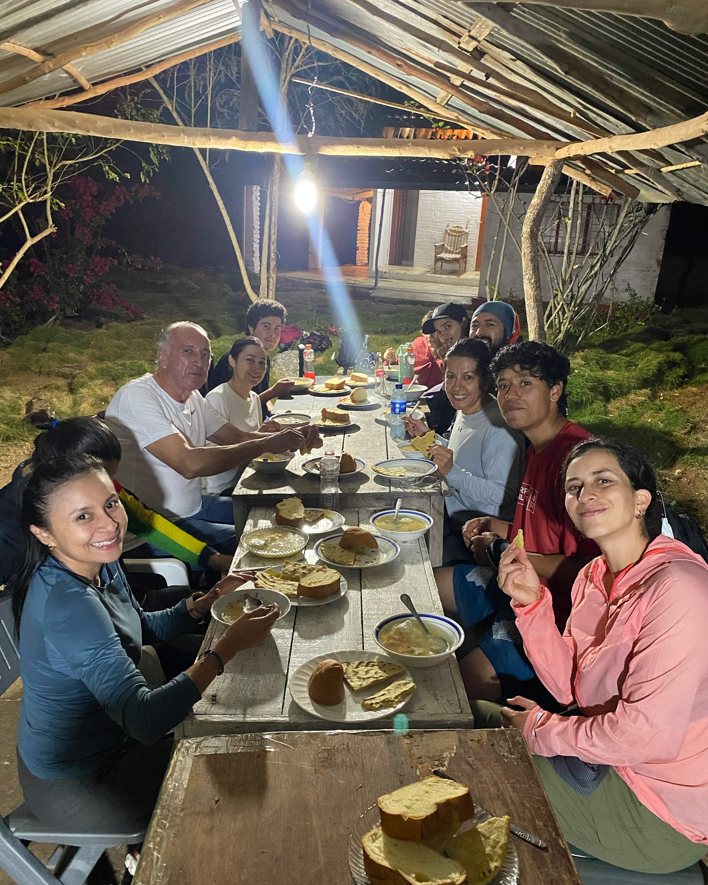 El fin de semana pasado estuvimos en un recorrido nocturno de luna llena 🌝. En algunos momentos la luna se asomaba y en otros se escondía entre las nubes 🌚. Fue un recorrido exigente pero no hay satisfacción más grande que terminar algo que nos ha costado mucho 🥵. Al llegar a Rancho Alegre luego de tremenda subida, Leonor y José María nos tenían caldito de huevo, con arepa y chocolate, ¡hágame el favor! 😮💨. Y bueno… lo demás tienes que vivirlo para que no te lo cuenten😉. Aquí un par de fotos de algunos momentos✨
.
Te podemos asegurar que la experiencia va ser única y la comida deliciosa. #todosalamontaña