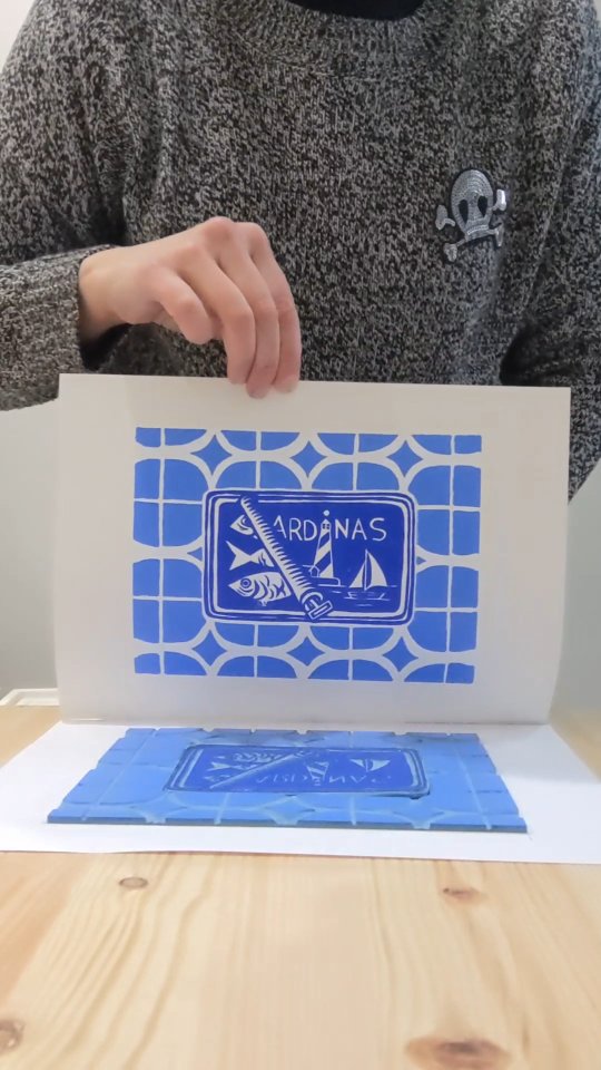 Who's hungry? Sardinas!
.
.
.
#linocutprint #sardinesprint #sardinas #sardinestin #handprinted #printreveal #food #foodinspired #printmaking