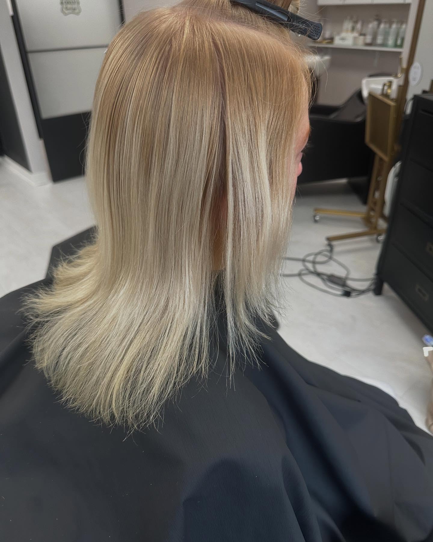 Valentine’s Day was a great day for new hair!
Install: 20” @kovihair volume genius
Keratin filler pcs.
Hair dreams do come true!
#hairstylist #licensedtocreate #hairextensions