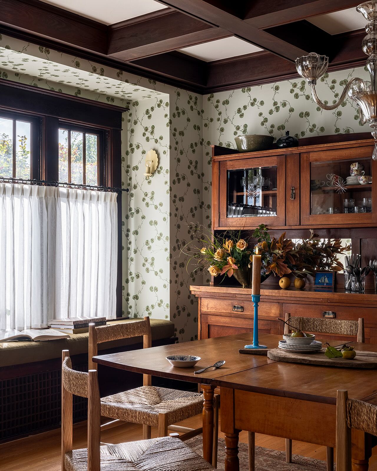 When it came time to select the wallpaper for the Dining Room in their new home, the clients were feeling nostalgic about leaving behind the @wmorrisandco that we had installed in their former bedroom (second slide) and wanted to consider using it again. After looking at it in the space, it became clear that the ethereal quality wasn’t what this room needed. We pivoted to this @zakandfox selection that had a similar language but could hold its own against the dark beams in their new Craftsman. Proof that it’s equally, if not more important, to consider the conditions of the space as it is to select something beautiful.
Image 1:
Photography: @_karamercer
Styling: @teressajohnson
Image 2: @annecorgandesign