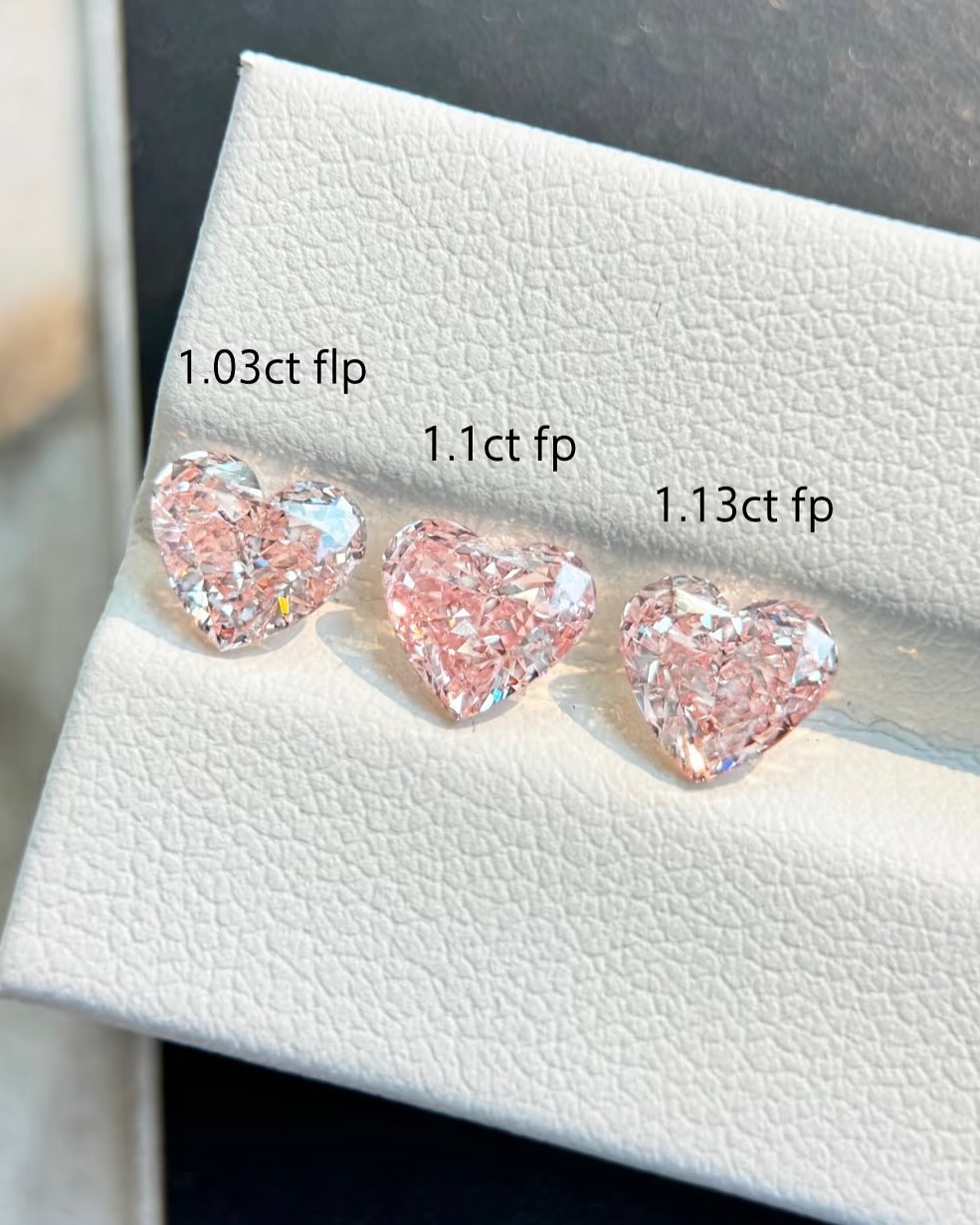 Les compartimos 3 diamantes rosas cultivados.
#18KGold #DiamondRing #LuxuryJewelry
#ClassicElegance #timelessdesign #diamonds
#diamondrings #labdiamonds
#labgrowndiamonds #diamante
#diamantesdelaboratorio #syntheticdiamonds
#giftsforher #engagementring #weddingring
#instajewelry #regaloparaella #anillodecompromiso
#regalosdelujo #diamantedelaboratorio #Oro18K
#AnilloDeDiamante #joyeríadelujo
#diseñoatemporal #anillosdebodas #wedding #weddingrings #pinkdiamond #yellowdiamond #bluediamond