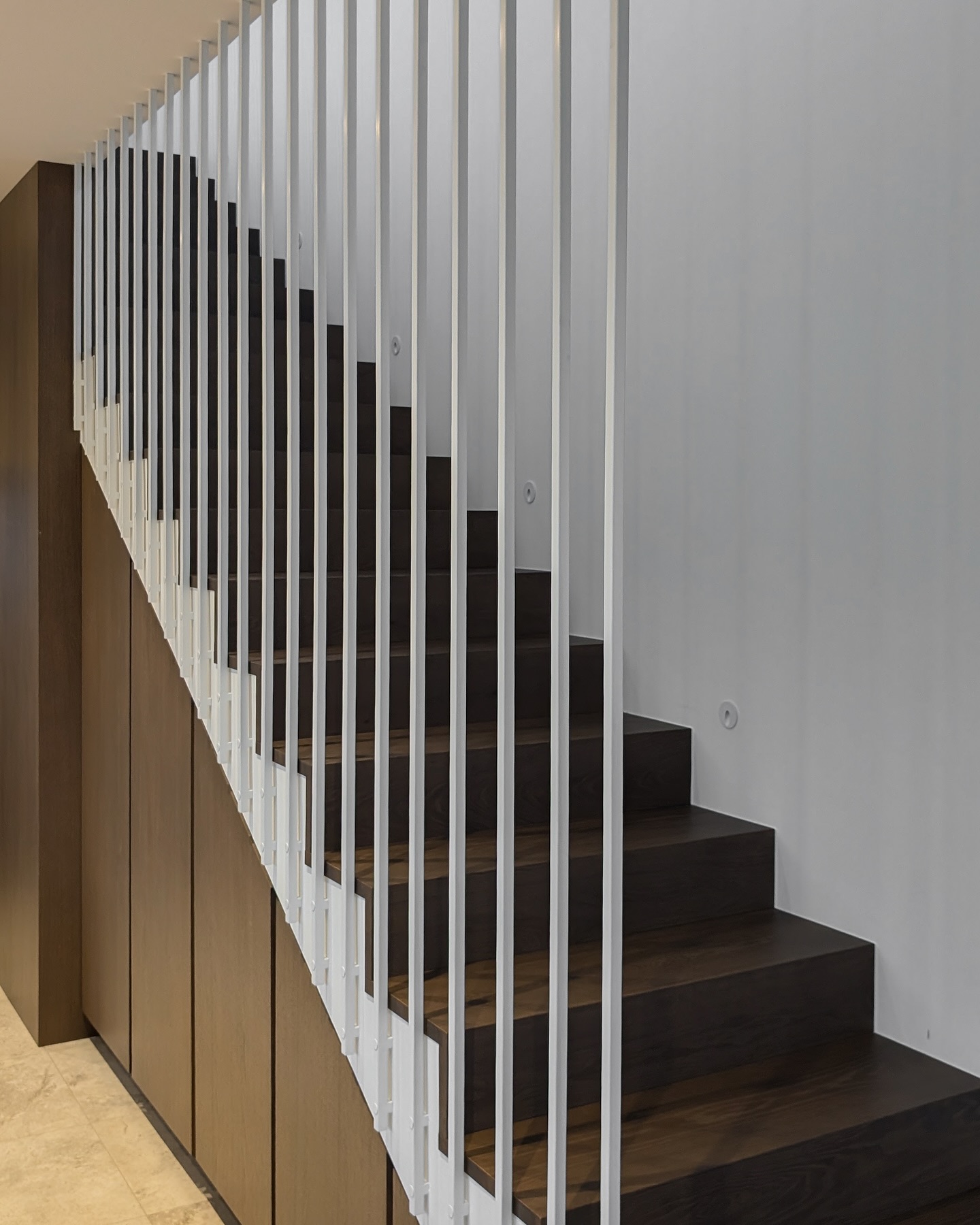 Laiptų turėklai su šoniniu tvirtinimu. Tokio tipo objektuose naudojame baldinius profilius, kurie po dažymo atrodo preciziškiau. #vilniaustureklai #tureklai #pakopos #laiptai #metaliniaitureklai #nama…