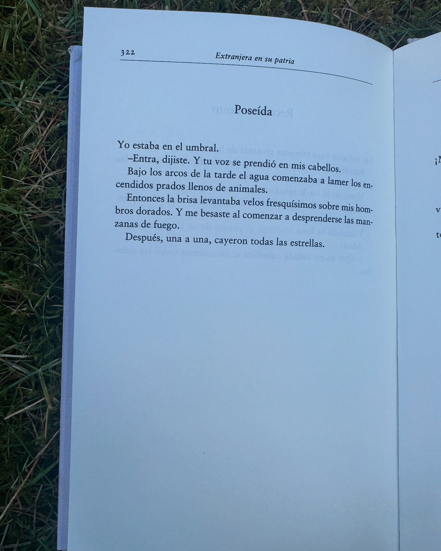 Hoy vamos a hablar de Luz Pozo Garza, una figura fundamental en la literatura y la cultura española. Nacida en 1903 en la región de Galicia, Luz fue una poeta, traductora y ensayista que dejó una huella imborrable en el panorama literario del siglo XX.
Su obra se caracteriza por una profunda sensibilidad y un estilo único que fusiona lo personal con lo universal. A lo largo de su carrera, Luz exploró temas como la identidad, la memoria y la naturaleza, utilizando el lenguaje como un medio para conectar emociones y experiencias. Su poesía es un reflejo de su vida y de las circunstancias históricas que vivió, incluyendo la Guerra Civil Española.
Luz Pozo Garza también fue pionera en la traducción de obras extranjeras al español, contribuyendo a la difusión de la literatura mundial en su país. Su compromiso con la cultura y el arte se evidenció no solo en su escritura, sino también en su labor como profesora y mentora de nuevas generaciones de escritores.
A pesar de los desafíos que enfrentó como mujer en un mundo literario dominado por hombres, Luz nunca dejó que eso limitara su voz. Su valentía y determinación son un ejemplo inspirador para todos nosotros.
Hoy, más que nunca, es crucial recordar y celebrar su legado. La obra de Luz Pozo Garza sigue siendo relevante, no solo por su calidad literaria, sino también por su capacidad para abordar cuestiones profundas de la condición humana.
Así que si aún no has leído nada de ella, te animo a que lo hagas. Descubre la belleza y la profundidad de su poesía y déjate inspirar por su vida y su obra. ¡Hasta la próxima!