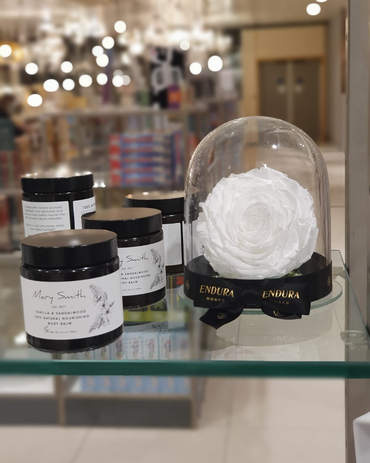 The time when @enduraroses dressed our display at @johnlewis 🌹
We love partnering with great brands and @enduraroses is a great brand. They understood the assignment and chose roses that complimented our brand aesthetic.
If you ever need a forever rose for any purpose - business or love - choose them 🖤