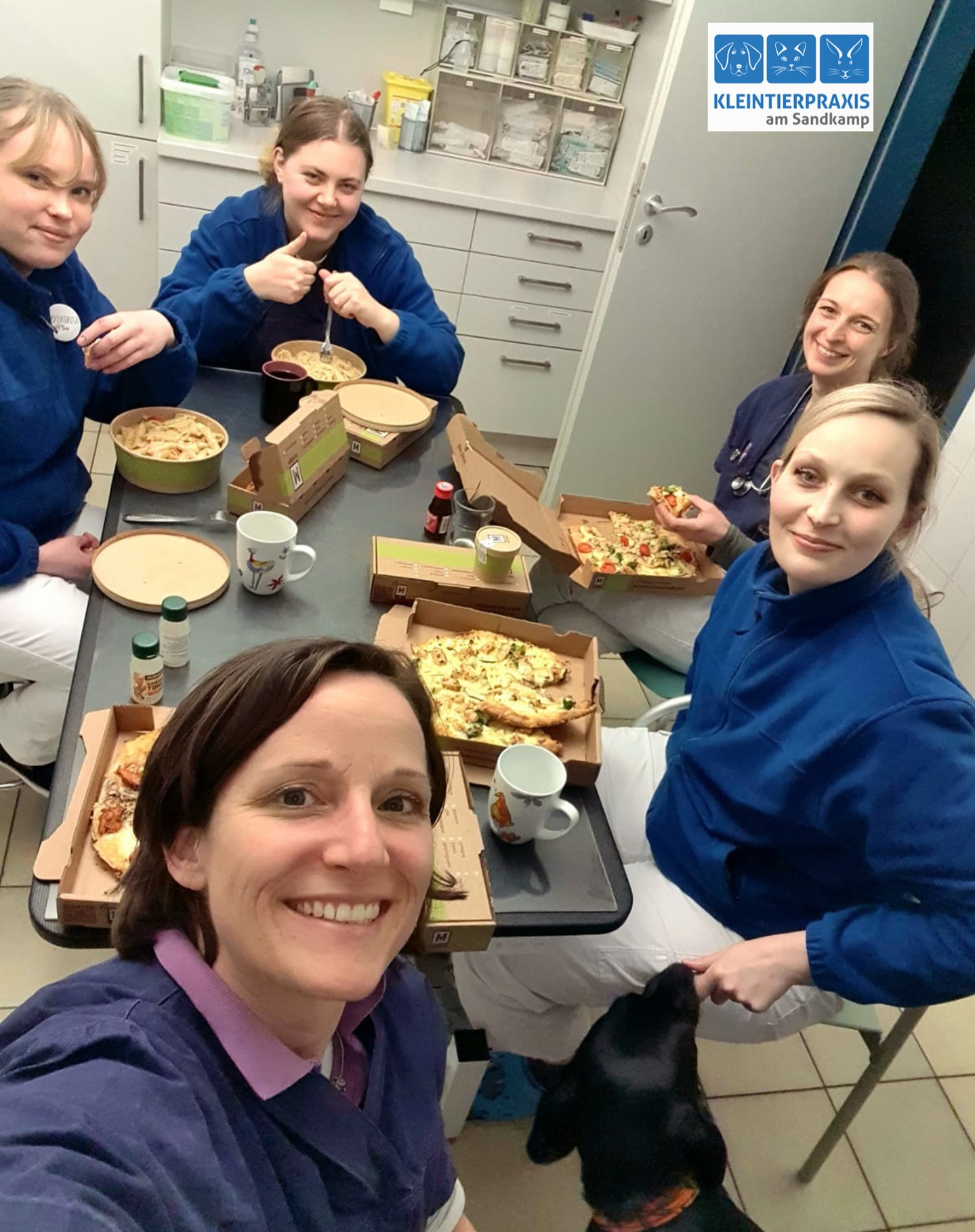 Team Besprechung inkl. Abendessen und Booster fürs Immunsystem à la Ingwer Shots, damit wir auch jederzeit einsatzbereit sind und bleiben💪🏻
Unser neues Team ist bereits in kürzester Zeit eng zusammengewachsen und wir geben täglich unser Bestes, damit es unseren flauschigen Patienten schnell wieder besser geht ❤️🐾