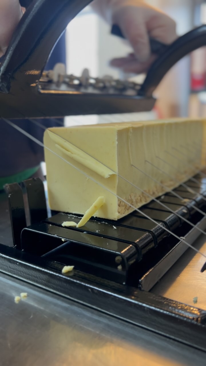 That’s another batch of Oatmeal chopped, feels good to be back at it! 🫶🏼
.
#marshvalleysoap #goatsmilksoap #allnaturalskincare #naturalsoapbar #madeinyorkshire #madeinsheffield #supportsmallbusiness #soapmaking #soapcutting