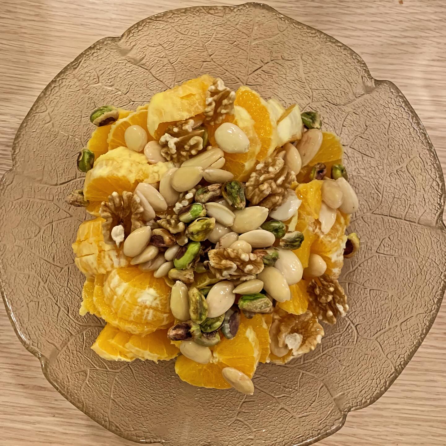 Une petite note sucrée ? Salade d'#orange de Crête, avec des noix mélangées, que j'avais préalablement réhydraté pendant 4h dans de l'eau déchlorée... pour favoriser l'assimilation des nutriments 😇😇 !! #MIAM. .
.
.
#BonAppetit !
.
.
+ de 170 recettes et astuces sur
www.delicieuxsanssucre.com
Ou lien cliquable dans ma bio @delicieuxsanssucre
.
Créez VOTRE MODE D'ALIMENTATION sur mesure 🎁🎁 avec le programme TAPAS :
Un programme de folaï pour vous guider vers une alimentation saine, gourmande et durable en 8 modules ultra-pratiques !
.
.
#Transformezvotrealimentation
#MangerMieux #MieuxManger #Alimentation #AlimentationSaine #Flexitarien #FaitMaison #DansMonAssiette #MangerSain #MangerSainement #cestropbon #EquilibreAlimentaire #ReequilibrageAlimentaire #DelicieuxSansSucre #IgBas #IndexGlycemiqueBas #RegimeIgBas #miam #miamMiam #VraimentSain #SansGluten #gourmand #Bio
#FruitsDeSaison