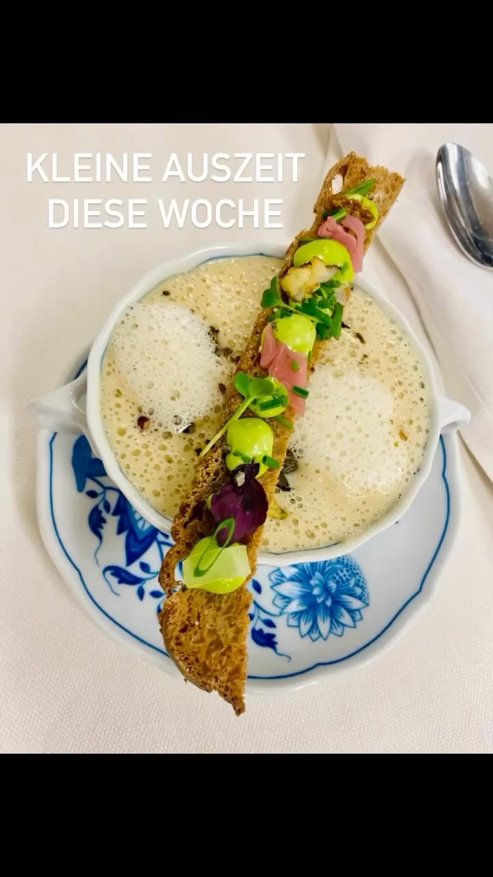 Unser Mittagsmenü diese Woche: Blumenkohlschaumsuppe / geschmorte Ochsenzwerchrippe / Nougatparfait, Waldbeerensorbet #einfachgut #dassindwir #bayrischeküche #landgasthaus #mittagsmenü #regional #hausgemacht
