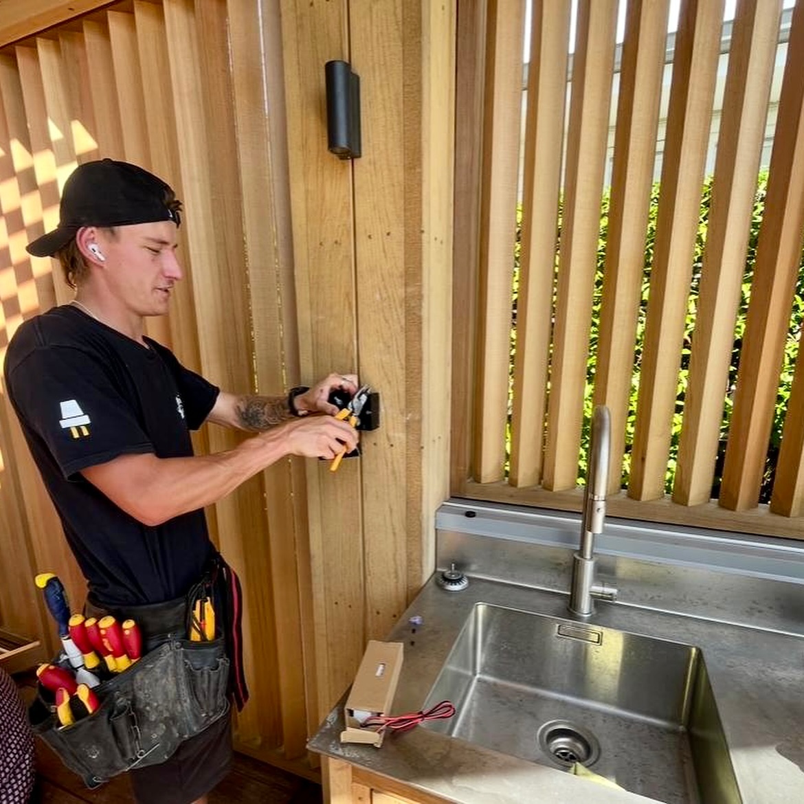 Logan getting it done at this recent beachside reno by @designbuilders_nz ๐๐ป๐ ๐ค