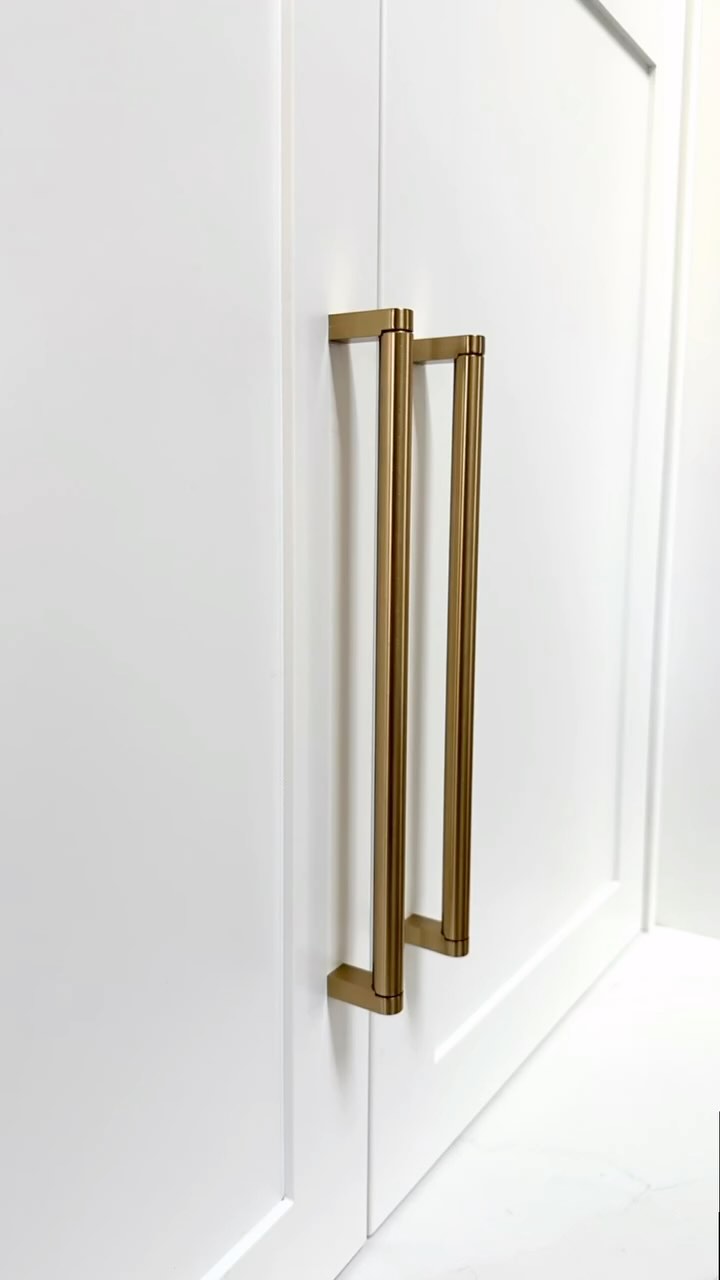 Step into the hardware world 🤩 where every detail matters!
Hardware is the jewelry of the kitchen, and with so many styles, finishes, and placements to choose from, the possibilities are endless!
Which one is your favorite? Let us know in the comments below ✍️⬇️
#KitchenRemodel #KitchenInspo #CabinetHardware #KitchenDesign #HomeRenovation #KitchenGoals #InteriorDesign #davanna #DavannaStudio #SanDiegoKitchen #sandiegolifestyle #kitchengoals #kitcheninspiration #kitchenlife