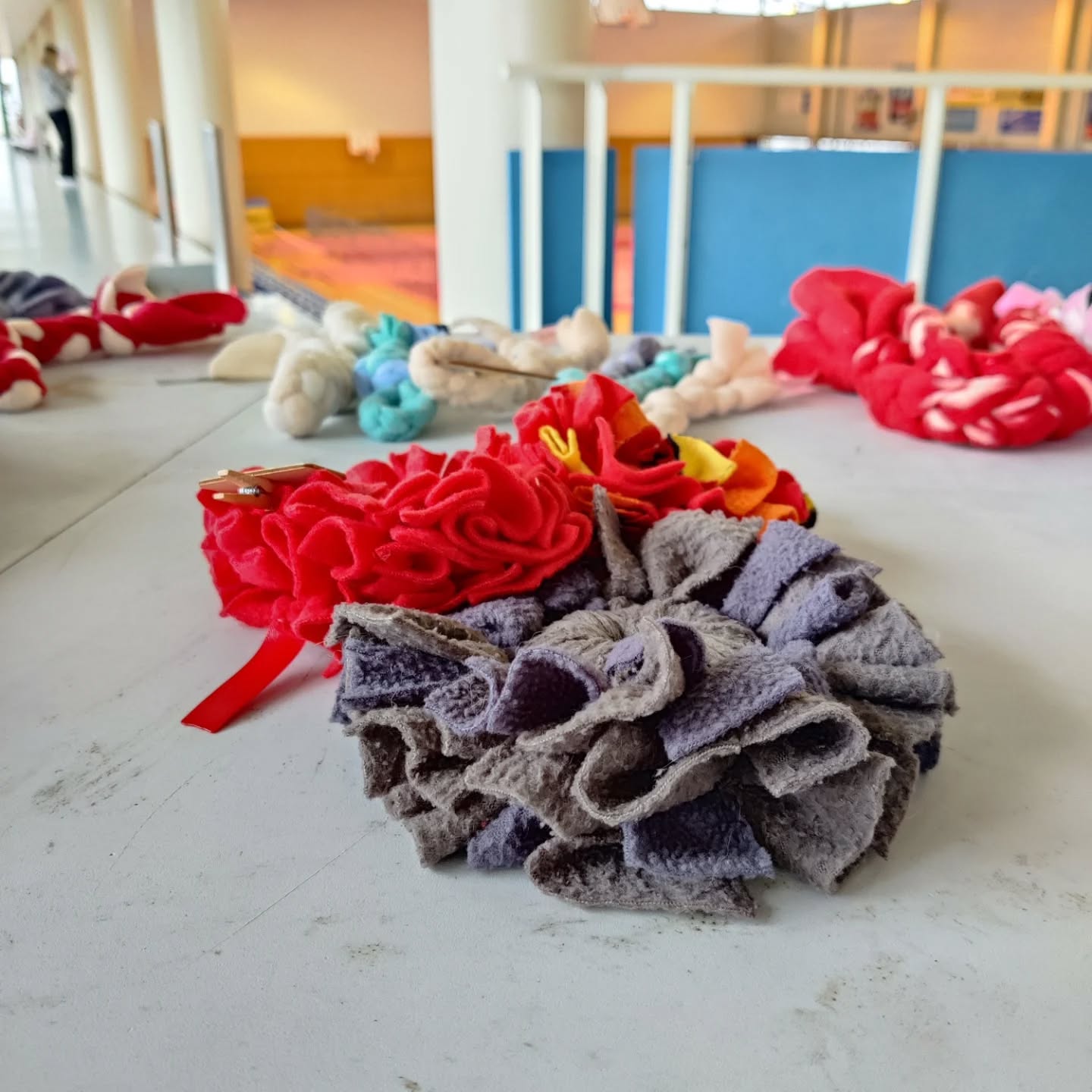 🎉 Un énorme merci au Club canin Educ Agility Passion Sanvignes EAPS de nous avoir invités à tenir un stand lors de leur événement ! 🎉
Entre démonstrations impressionnantes et rencontres passionnées, on a passé un super moment à échanger avec vous sur nos créations pour chiens et chats, fabriquées à partir de matériaux de seconde main. 🐶💛
Mais au fait, c’est quoi le dog dancing ? 💃🐾
Non, votre chien ne va pas apprendre à faire un moonwalk (quoi que… avec beaucoup d’entraînement ?). Le dog dancing, c’est une discipline où le chien et son humain enchaînent des mouvements et des figures sur une musique. Entre obéissance rythmée et chorégraphie, c’est avant tout un jeu de complicité, de confiance et de bonne humeur !
Encore merci à l’EAPS pour cette belle journée, et qui sait, peut-être qu’un jour La Zouzoulerie sortira un jouet spécial pour les stars du dancefloor canin ? 🎶🐕
Encore bravo aux organisateurs, bénévoles & participants 🫶🏻👏🏻
#ChienGâté #dogdancing #chien #dog