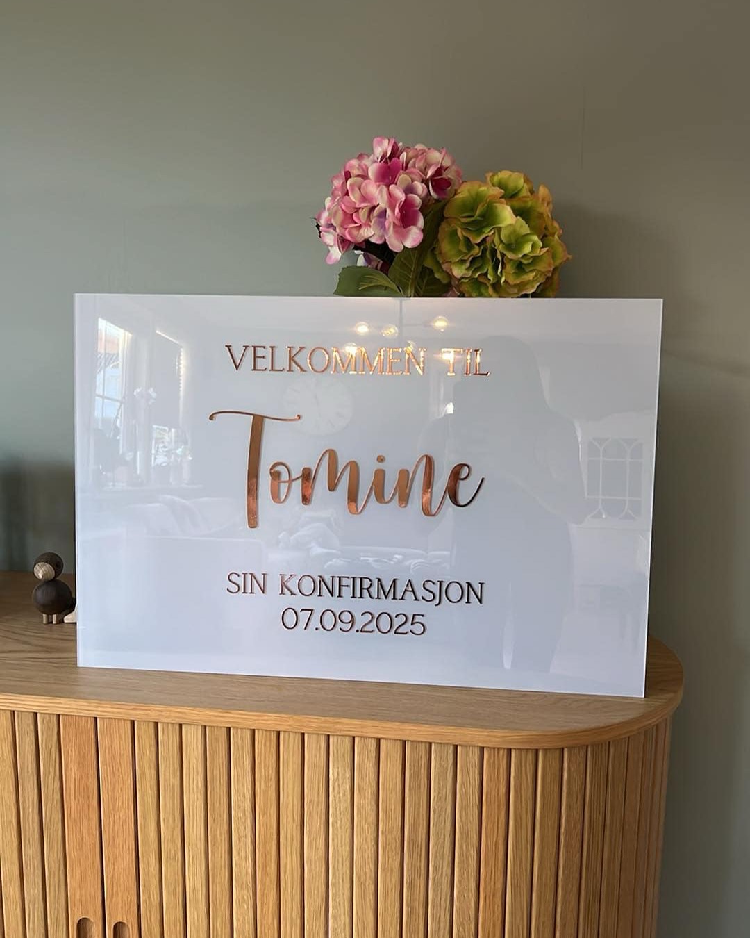 Velkomstskilt ✨
Intropris på 800kr, du får da valgfri tekst og bakgrunn i ønsket farge🌸
Tekstfarge: gull, sølv, hvit og sort
Bakgrunn: valgfri
#velkomstskilt #dåp#konfirmasjon#gjestebokbryllup
Levering på Karmøy/Haugesund (leverer ila 2-3 dager), oppsamlingslevering(møting) i Bergen (opptil 4 uker ventetid da).
Arbeider med å få på plass levering til hele landet på en god måte og rimelig måte (ser ut til at prisen på levering blir 129kr med Postnord og 179kr med Posten)🤎
#velkomstskilt #velkomstskiltbryllup #velkomstskiltdåp#velkomstskiltiakyl #dåp #konfirmasjon #bryllup #babyshower#velkomstskiltbursdag