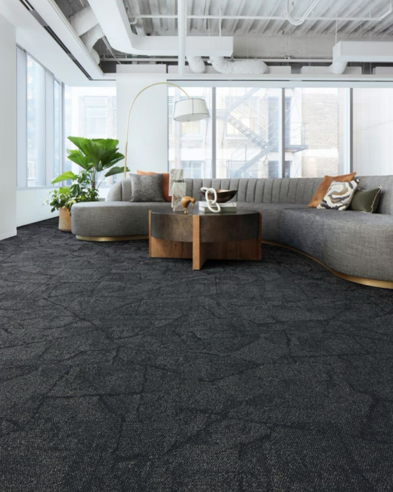 Subtle yet striking! This grey carpet blends timeless elegance with modern texture, adding depth and sophistication to any workspace. Because details make the difference.