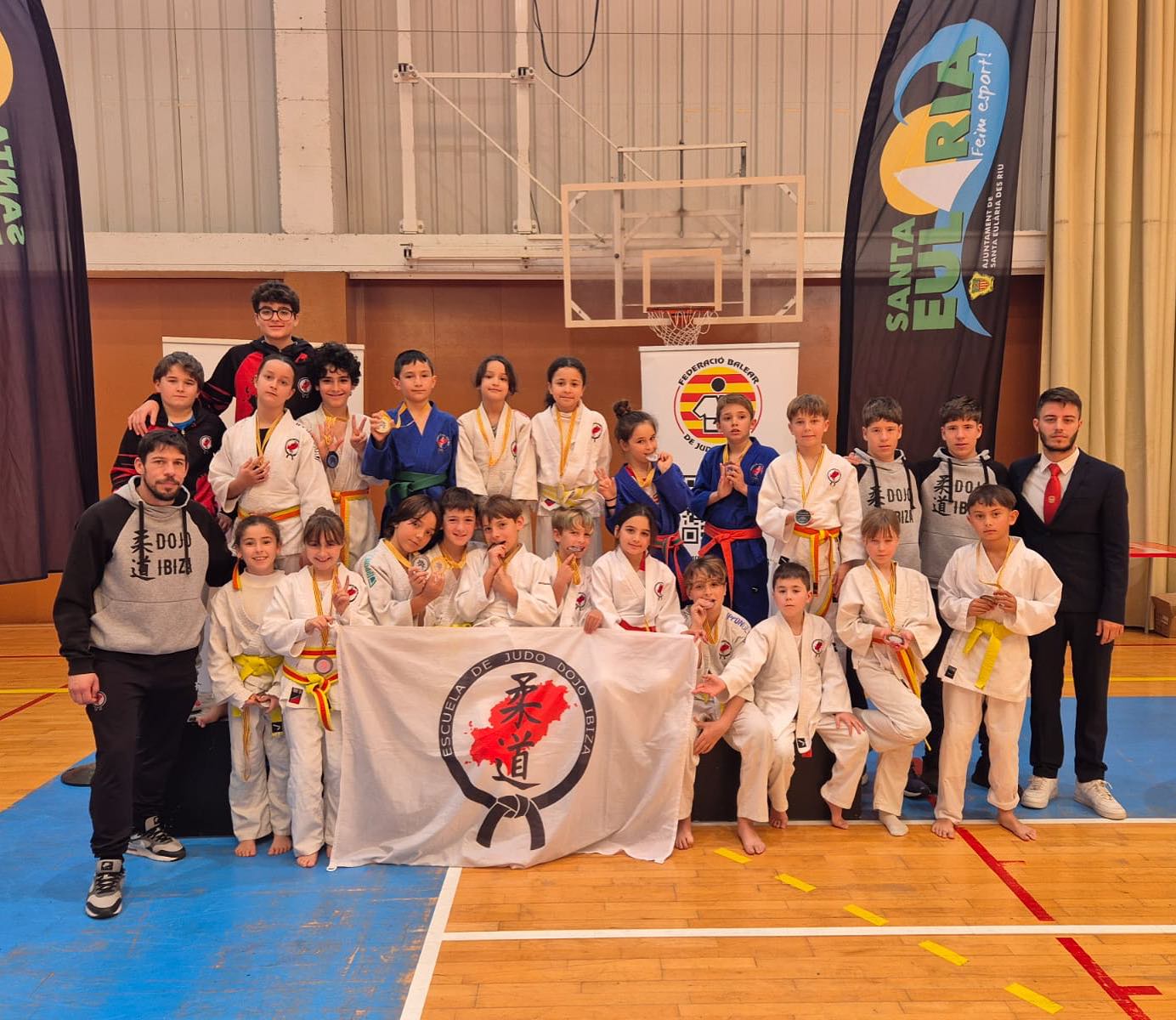 Hoy se ha celebrado el trofeo “festes de santa Eularia” correspondiente al segundo control promesas
Nuestra cantera ha tenido la oportunidad de ponerse a prueba y disfrutar de una experiencia más en una competición. Enhorabuena a tod@s!!
🥇
Luisana
Khadija
Renard
Pedro
🥈
Aleix
Oliver
Hugo
Anna
Xavi
🥉
Marc
Santi
Ines
Felicidades también a los nuevos cronos del club: Telm, Pol y Adriana
Y también a Brian y Rodrigo que han participado como árbitros en esta jornada