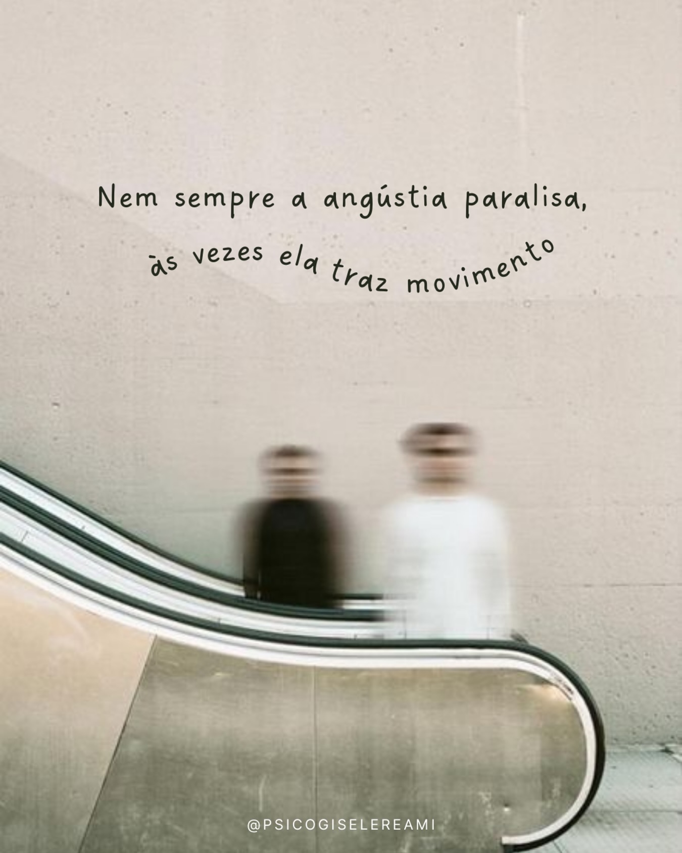 Proponho hoje um olhar diferente: da angústia como um motor de transformação; já que é justamente nesse incômodo que algo pode se mover.
Estamos sempre a pensar na angústia como um peso, algo que sufoca, que prende. Sim, não vou negar, a angústia dói…
Freud nos ensina que a angústia está ligada ao desejo, à falta. Lacan dizia que a angústia é o único afeto que não engana, ela aponta para algo real, algo que precisa ser olhado de frente.
Quando nos sentimos angustiados então, é porque algo dentro de nós está pedindo passagem, exigindo uma resposta. Podemos, sim, em alguns momentos nos sentirmos paralisados por ela, mas também podemos usá-la como um impulso.
Então, respira 😮💨 o convite aqui é que ao invés de tentar apenas silenciá-la, que possamos escutá-la! O que a sua angústia está tentando dizer?
Talvez a angústia não seja o fim, mas o começo.