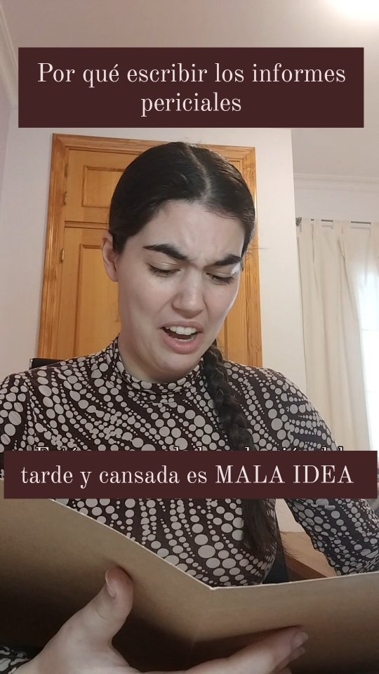 ¿Quién ha escrito esto? 🤦
Los informes siempre llevan retoques y repasos, siempre se te escapan cosas o tienes que cambiar palabras para no repetirte constantemente o corregir errores.
Pero algo especial tienen los informes escritos cuando una está cansada que parece que los ha escrito otra persona. Revisas el trabajo que has hecho y dices, pero ¿Y esto quién lo ha escrito?
Conclusión, escribir cansada y después de un intenso día de trabajo es una garantía de que ese trabajo va a tener que ser revisado de nuevo. Mi recomendación es que dejes el trabajo para el día siguiente cuando alcanzas ese punto. A veces es verdad que necesitamos escribir ciertas cosas para no olvidarlas, y no puedes dejarlo para mañana, en ese caso, ten en cuenta que no será un trabajo "fino" y ten en cuenta que tendrás que dedicarle tiempo de nuevo.
¿Cómo inicias la semana? ¡Feliz lunes! 💜
#psicologiaforense #informepericial #psicologia
