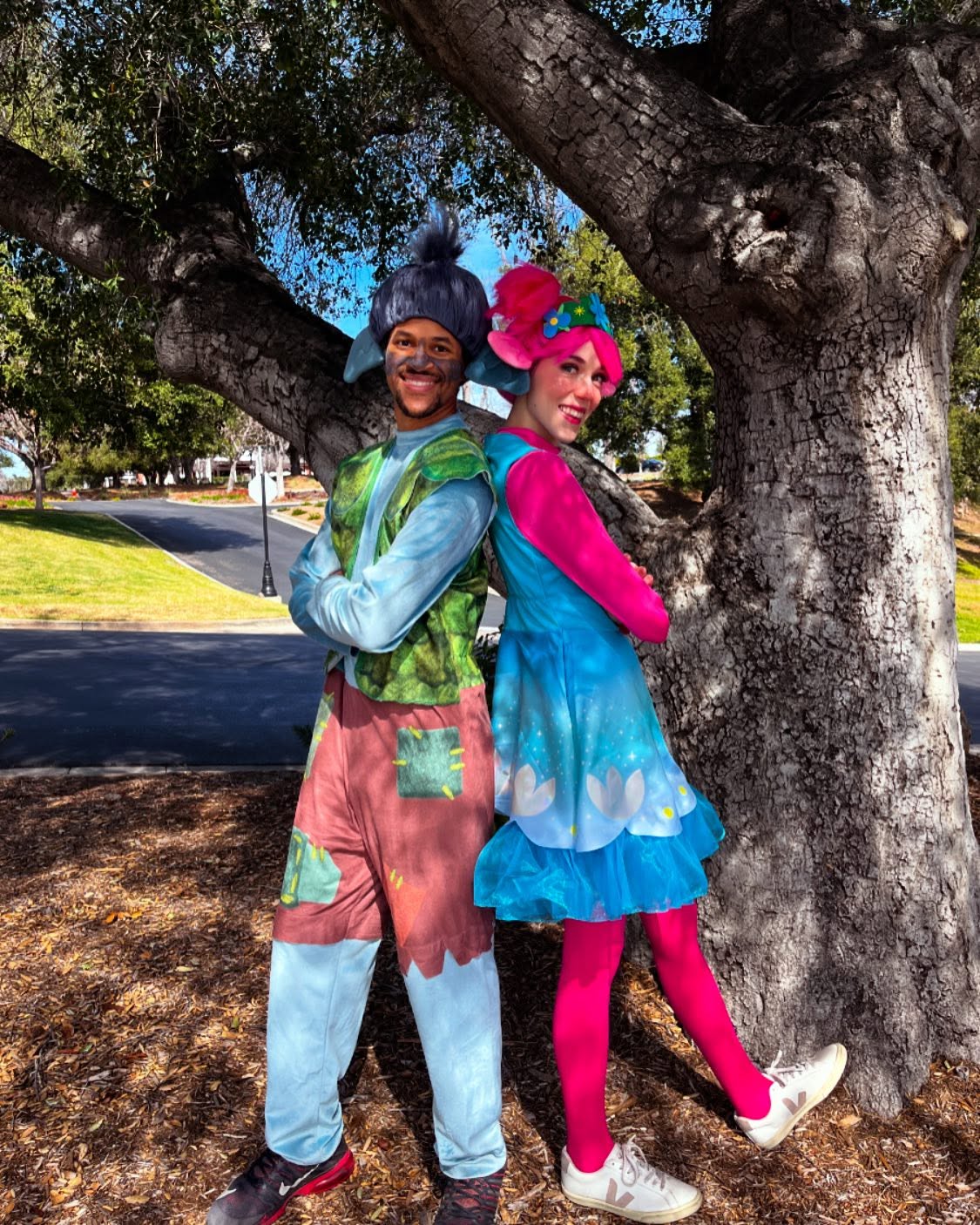 Poppy and Branch had so much fun at a super awesome birthday! ππ#trolls #characterparty