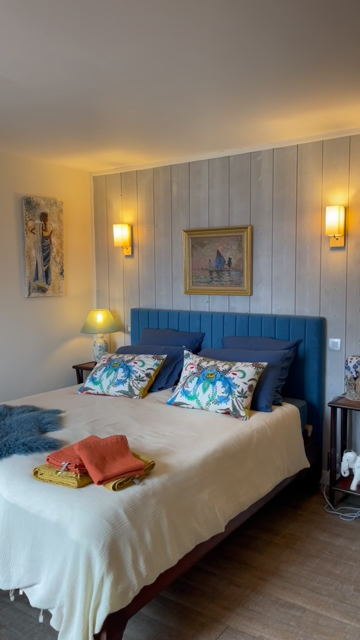 Le Mas la Marchette, chambres d’hôtes au cœur des Pyrénées Orientales, vous propose 5 chambres décorées par nos soins pour vous offrir un séjour insolite. La chambre Souvenirs de voyages s’inspire de nos destinations de cœur ❤️. Chaque objet raconte une histoire de nos périples. L’atmosphère invite à l’évasion et la rêverie en couleurs. La vue est imprenable. Vous embarquez pour un voyage sensoriel que vous prolongez en soirée au cours d’une dégustation vins et mets.
Bienvenue chez nous.
Mas la Marchette - 66400 Oms @vallespir_tourisme @office.tourisme.aspres.thuir