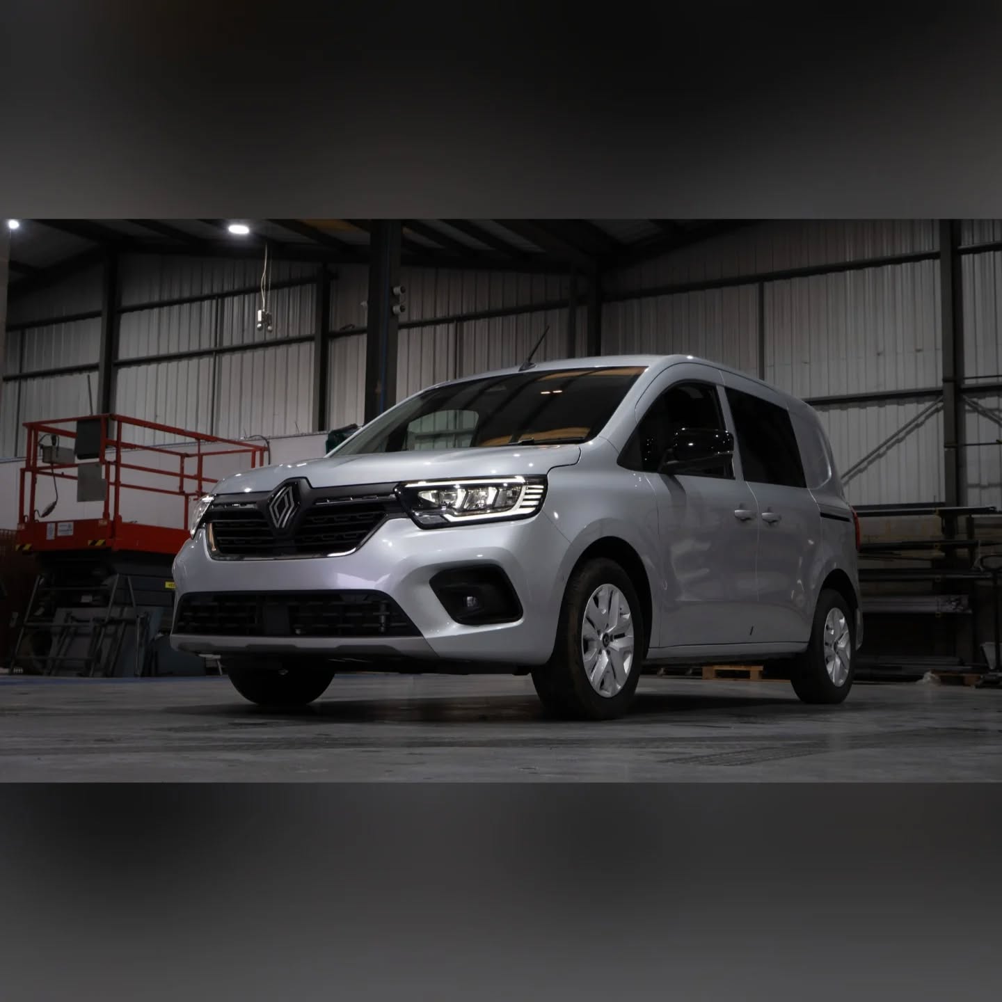 2025 Renault Kangoo crew cab conversion.
Including rear folding seat, privacy tint windows, carpeted bulkhead and floor lining.
#renault #renaultkango #van #cdv #commercialvehicle #vanuser #vanlife