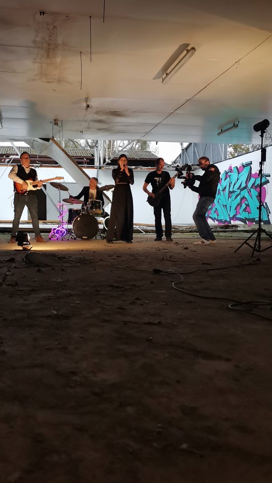 CLIP
Résultat de notre travail sur le clip
"Le Temps" du groupe @l.rockfrancais
Les clips musicaux sont mes tournages préférés !
Surtout quand j'y ai plusieurs casquettes.
.
.
.
Lien Youtube, aller leur mettre un 👍🏻
https://youtu.be/xSS5PNbdZLU?si=sYLWMOc28zeXavfj
.
Crédits :
Mixage et Mastering : David Bizard - Blurry Studio
Réalisation et montage vidéo : Jean-Christophe Gutigny
Direction photographique, Colorimétrie et Makeup : Lauriane Goullier
Réseaux sociaux : Louis Spreafico
Notre matériel @djiglobal et @profoto nous suit partout.
#clipvideo #tournage #urbex #laurianegoullier #maquilleusepro #maquillagefranchecomte