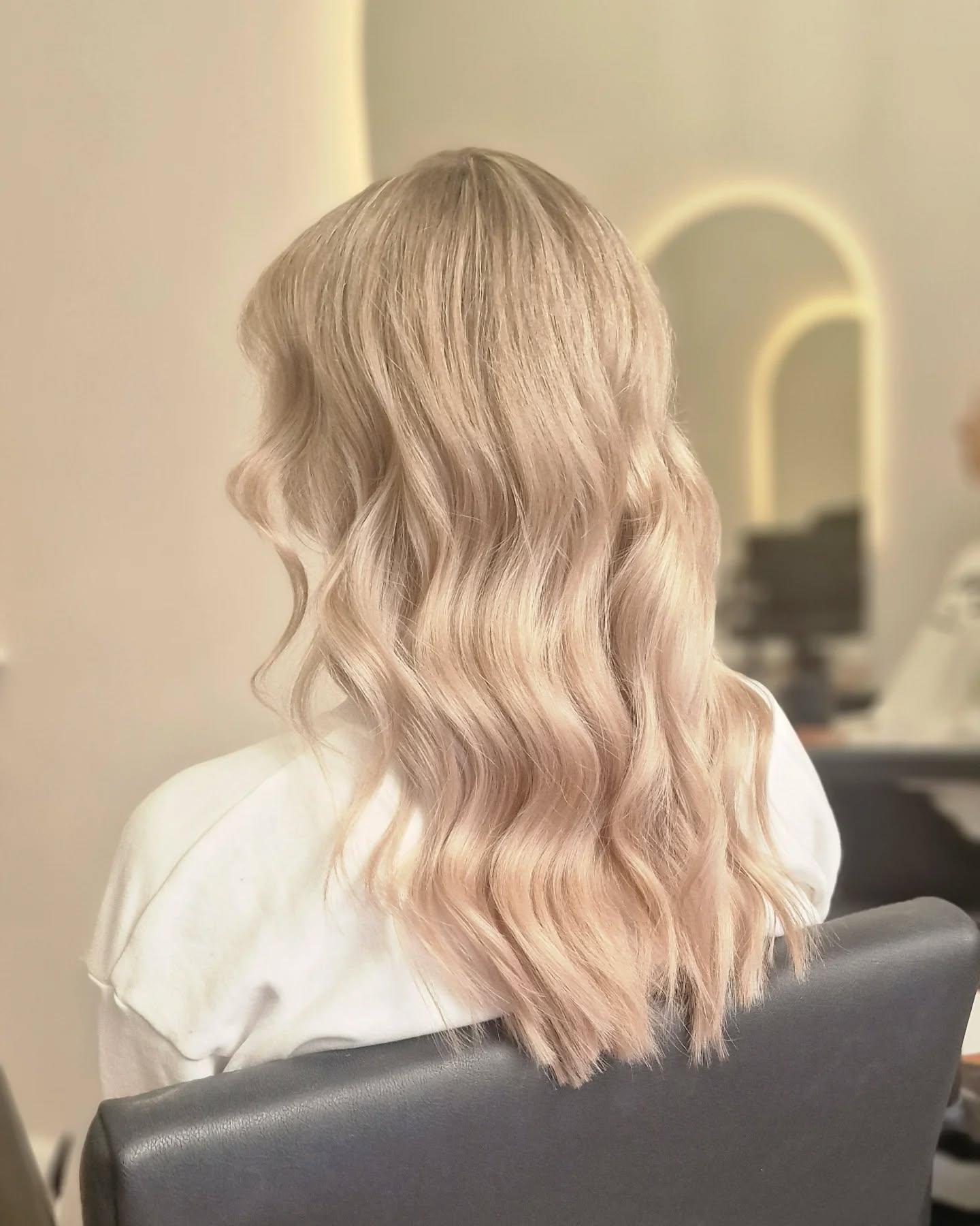 Kylmien ja lämpöisten sävyjen yhdistelmät ovat nousseet trendeiksi vaaleissa hiuksissa. Tässä yksi viimeisimmistä vaalennustöistä 😍
By Heli ✂️
#helibow#bowhelsinki#parturikampaamobow#vaaleathiukset#vaaleathiuksethelsinki#kampaamohelsinki#blondhair#blonds#oribeobsessed#oribehairfinland#hairdressersoffinland#finpaka
@oribe
@goldwellnordic