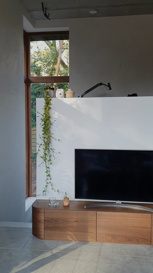 Weer een stukje afgewerkt in ons huis✅️: we moesten nog een trapje voorzien voor de opkamer in onze leefruimte. Via een giveaway won ik een interieurontwerp van @ateliertoon voor onze leefruimte. Zij kwamen met het idee om het trapje te integreren in het tv-meubel. We lieten dit afwerken in dezelfde walnoot-laminaat als onze inbouwkasten, om alles 'rustig' te houden. Nu enkel nog de tv ophangen aan de muur om de kast nog beter tot zijn recht te laten komen. 😌
@unilinpanels #walnoot #interieur #interiordesign #maatwerk #schrijnwerk #unilin #unilinpanels