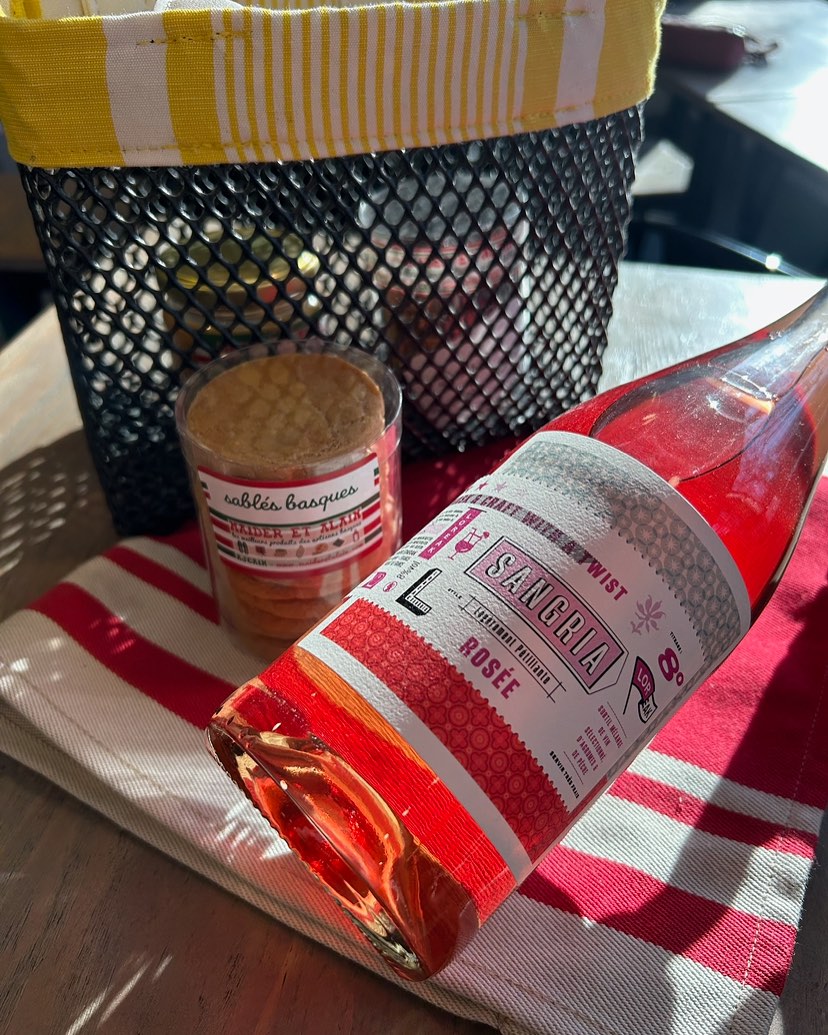 Rendez-vous chez @maider_et_alain : une épicerie-café avec des produits de qualité !
Profitez-en pour découvrir nos sangrias Loreak pour un apéro authentique🍷
L’abus d’alcool est dangereux pour la santé. A consommer avec modération.