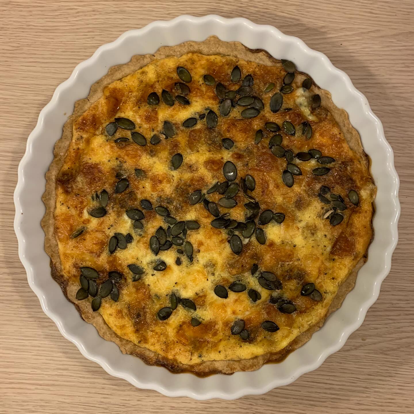 Ça fait un moment que je ne vous ai pas posté une petite quiche low-carb par ici ☺️☺️ !! Une pâte maison à base de farines #IGbas - orge mondé et petit épautre... fait maison c'est obligatoire ! Et en même temps c'est tellement simple ! Ma quiche ensuite c'est la version "#restes de #fromages trop faits" 🤪🤪 avec quelques graines de #courges #MIAM .
.
.
#BonAppetit !
.
.
+ de 170 recettes et astuces sur
www.delicieuxsanssucre.com
Ou lien cliquable dans ma bio @delicieuxsanssucre
.
Créez VOTRE MODE D'ALIMENTATION sur mesure 🎁🎁 avec le programme TAPAS :
Un programme de folaï pour vous guider vers une alimentation saine, gourmande et durable en 8 modules ultra-pratiques !
.
.
#Transformezvotrealimentation
#MangerMieux #MieuxManger #Alimentation #AlimentationSaine #Flexitarien #FaitMaison #DansMonAssiette #MangerSain #MangerSainement #cestropbon #EquilibreAlimentaire #ReequilibrageAlimentaire #DelicieuxSansSucre #IgBas #IndexGlycemiqueBas #RegimeIgBas #miam #miamMiam #VraimentSain #SansGluten #gourmand #Bio
#LegumesDeSaison
