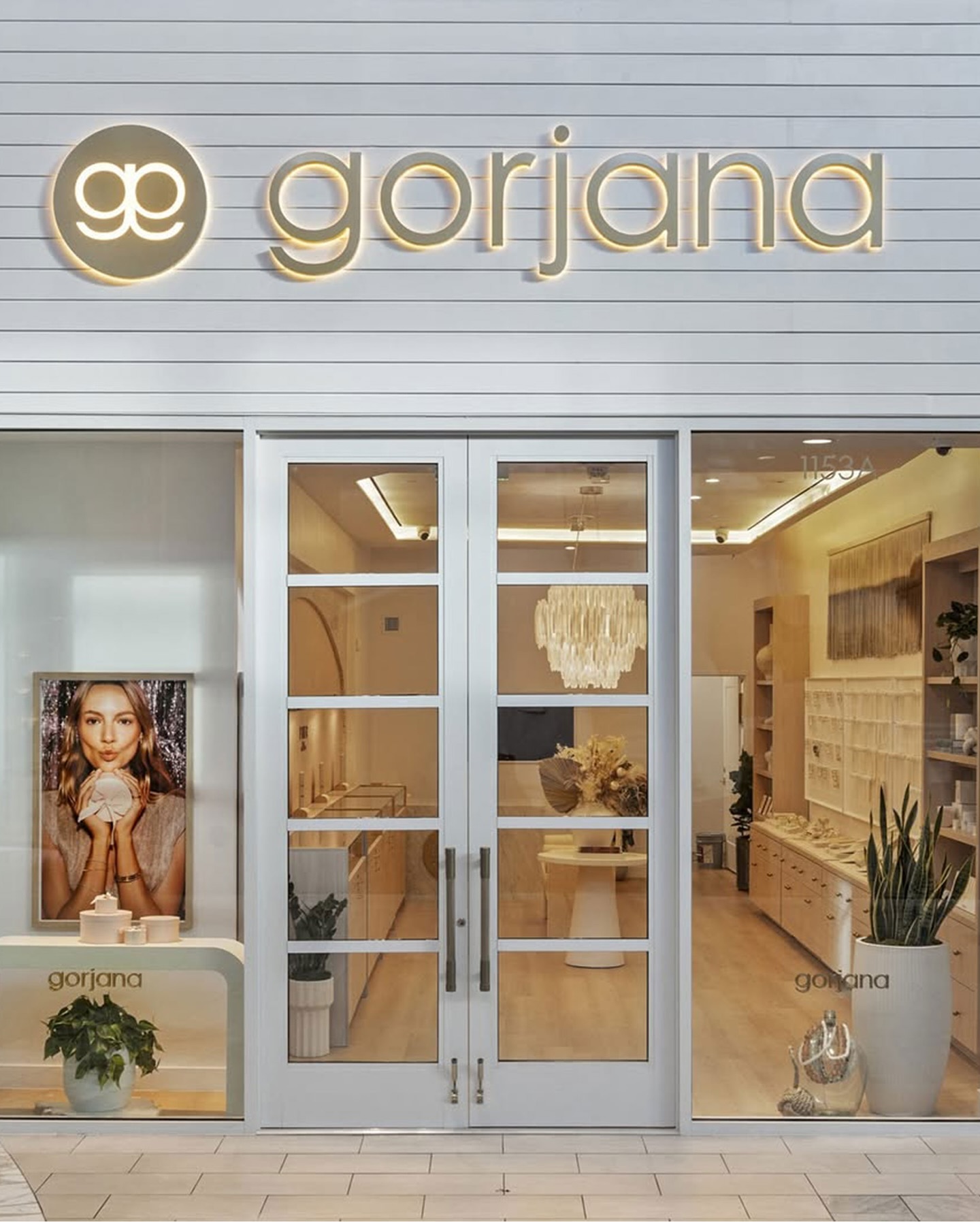 Bringing nature’s elegance to retail spaces. Our interiorscape designs enhance the beauty of Gorjana’s stores, creating inviting spaces where luxury meets greenery.
Visit our work at Miami Design District, Brickell City Center, Merrick Park, Boca Town Center, and Fort Lauderdale River Market to experience the perfect blend of nature and interior plant design🪴
#interiorscape #Retaildesign #Visualmerchandising #Storedesign #Interiorstyling #Luxuryinteriors #Retailspaces #Greenerydesign #Biophilicdesign