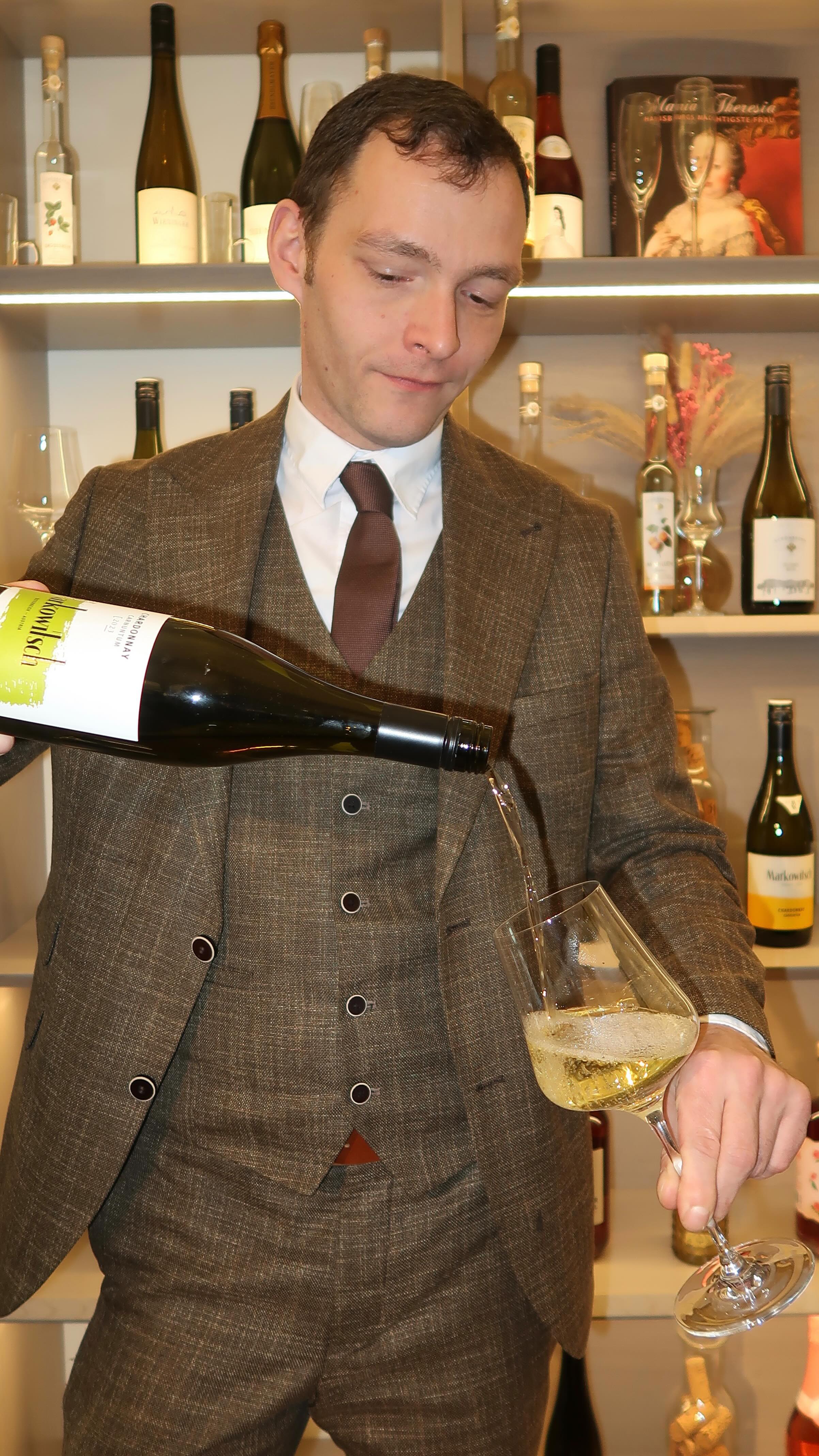 When wine is just too good at Joseph II. ;) Who needs a glass anyway? 🤣🍷🍇 @lehmann.paul
#SchlossSchönbrunn #Vienna #VisitVienna #VisitSchlossSchönbrunn #Joseph2 #Restaurant #Weihnachten #RestaurantWien #FoodGuideVienna #Vienna #FoodVienna #Wien #Wine #Wein #funnyVideo