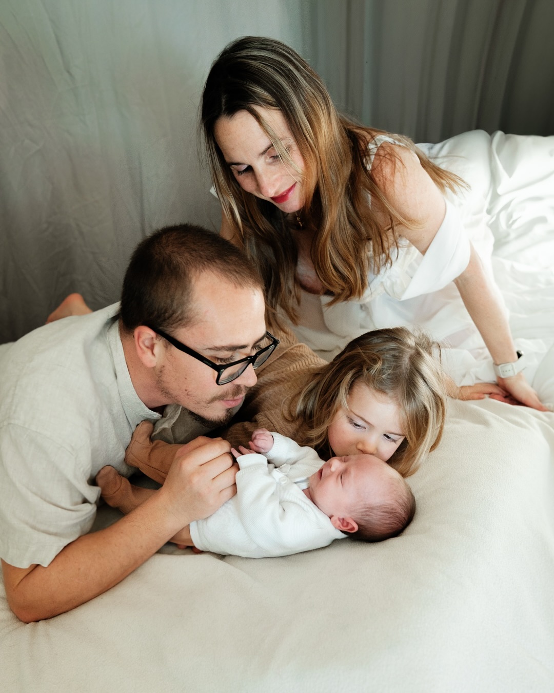 Une séance tout en douceur, à leur retour à la maison pour revivre tous les jours cette nouvelle rencontre 🤍
___
📸 Huynh Anh, photographe de vos histoires de vie ♡
💌 Infos et réservations : www.ha-tran.com
#photographemarseille #photographenaissance #maman #portraitdefamille #maternitemarseille #enfance #bebe #heritagevisuel #grossesse #portraitdefamille #naissance #shootingnaissance #viedefamille