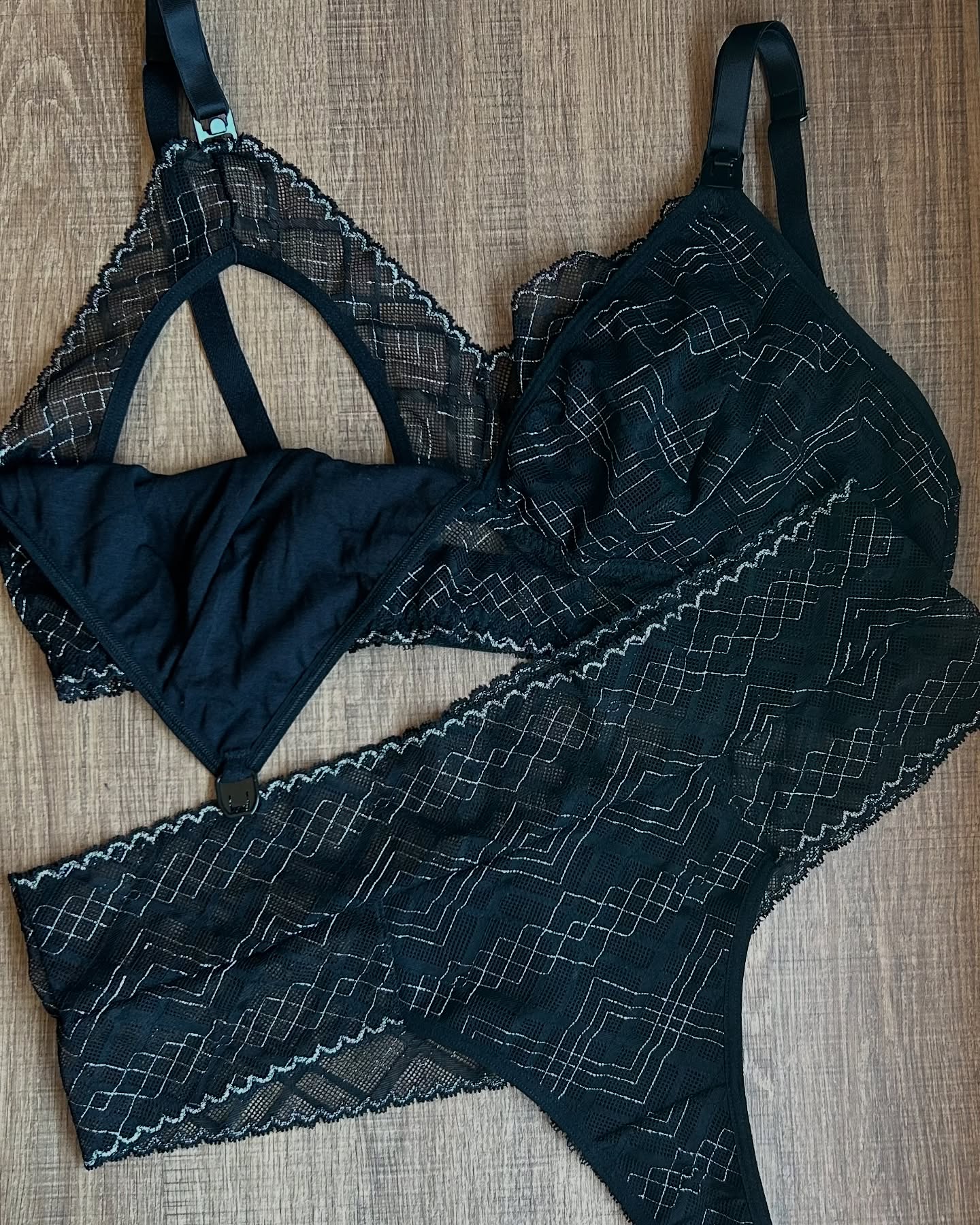 Nursing Bralette and Arabella Panties that I made as a gift for my friend who’s expecting a baby ✨
I love giving handmade gifts, they feel super special and meaningful 💕
I chose this black lace with silver details because she loves black. I hope this lace lingerie helps her feel confident and beautiful during this transformative time. #nursingbra #sewingpattern #sewingproject