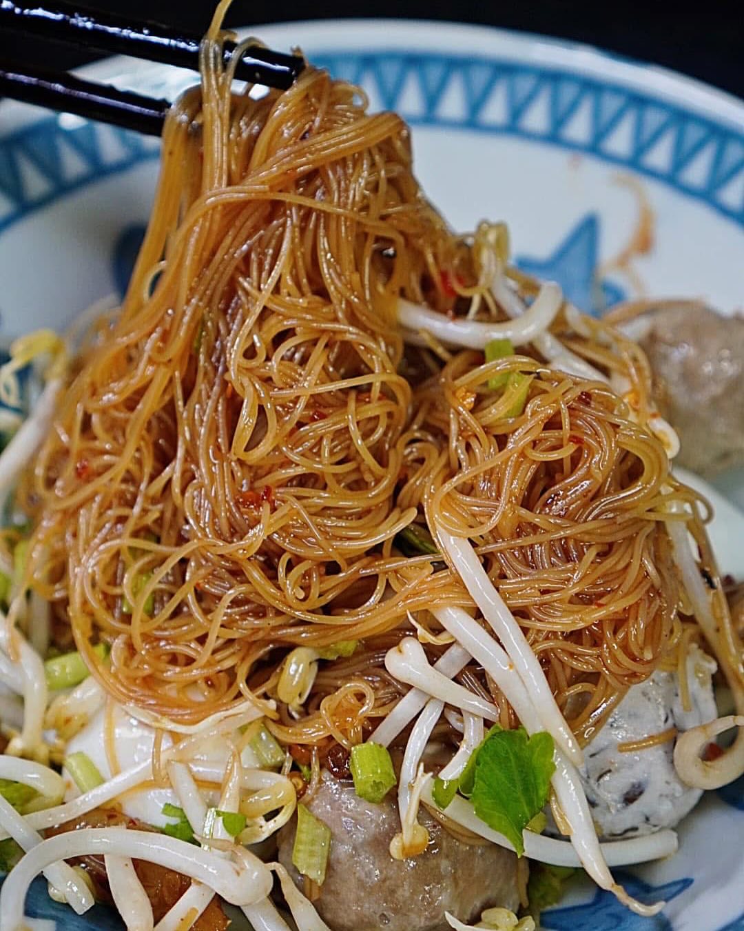 “Savor Thailand in Every Bite!
Our Seasoned Mixed Noodles come loaded with crispy pork rinds, juicy meatballs, and fresh herbs—guaranteed to transport you straight to the bustling streets of Bangkok.