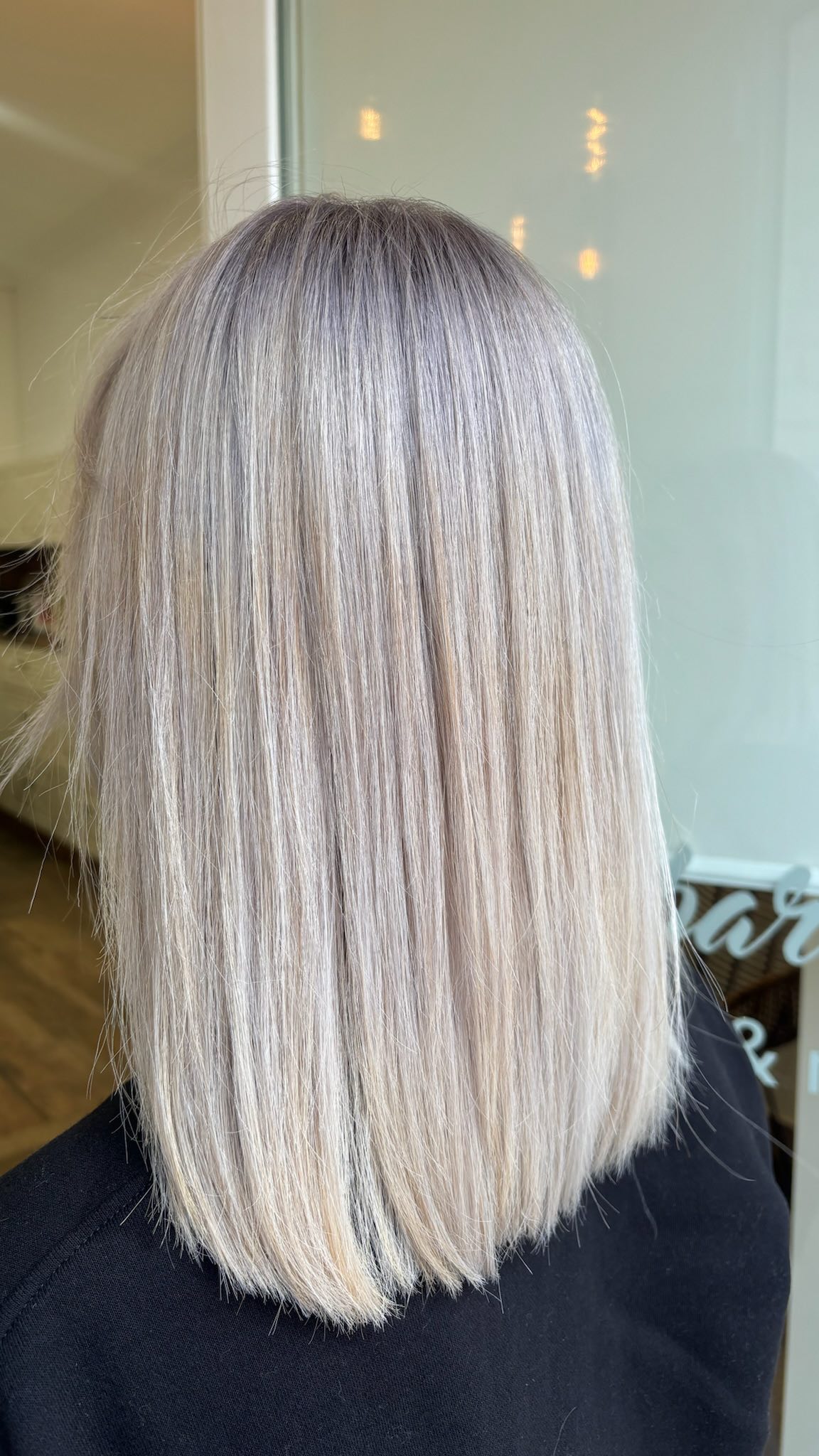 Transformación ICE BLONDE de raíz a punta❄️
Nuestra clienta llegó al salón con raíces marcadas y necesitaba una cobertura completa para mantener su ice blonde perfecto.
La clave de esta transformación: el proceso cuidadoso y personalizado para mantener el cabello saludable y lleno de brillo.
¿Qué os parece este cambio?✨
#barbaramillan #peluqueria #hair #hairstyle #hairstyles #salondebelleza #wella #wellahair #wellacolor #wellaprofessional #sasson #goaorganics #kerastase #sevilla
