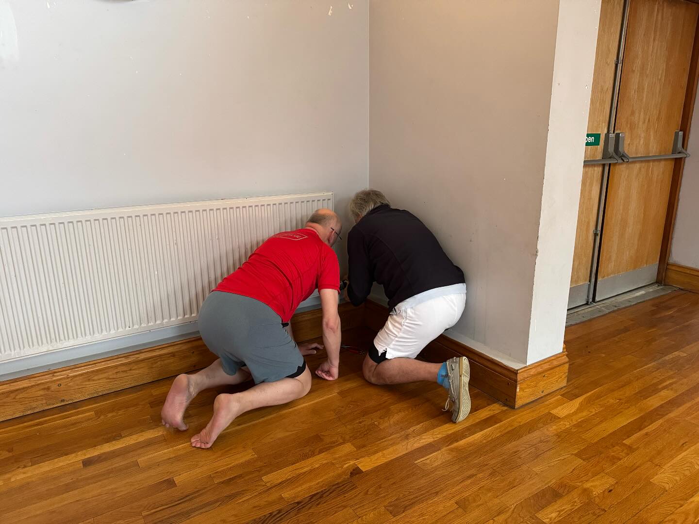 What are these two up to? Are they:-
1. In the naughty corner? 😏
2. Hiding 🙈 (badly)
3. Fixing the radiator? ✔️
The heat is back on at Bredon! Thanks boys 🙏