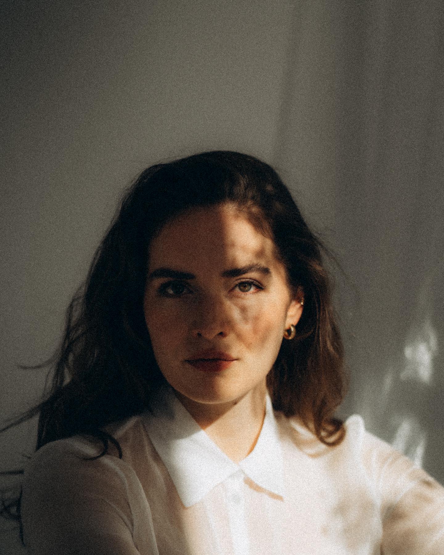 Warum Selbstfürsorge nicht nur persönlich, sondern gesellschaftlich relevant ist – und warum Momself entstanden ist.
Selbstfürsorge wird oft als etwas Persönliches betrachtet – als ein individuelles Thema, das jede*r für sich selbst regeln muss. Doch was, wenn die größten Hindernisse für Selbstfürsorge gar nicht in uns selbst liegen, sondern in den Strukturen um uns herum?
Was, wenn Mütter nicht einfach „nur“ besser für sich sorgen müssten, sondern wir als Gesellschaft verstehen müssten, warum das oft so schwer ist?
In meinem eigenen Weg habe ich erlebt, was passiert, wenn Selbstfürsorge keine Priorität hat – und warum es nicht reicht, sie nur als kleine Auszeit im Alltag zu sehen. Als ich Mutter wurde, wurde mir noch klarer: Selbstfürsorge ist nicht nur wichtig – sie ist eine Überlebensstrategie.
💡 Warum haben Mütter oft das Gefühl, sich „Erholung erst verdienen“ zu müssen?
💡 Warum gibt es unzählige Angebote für Kinder, aber kaum Strukturen, die Mütter unterstützen?
💡 Warum ist Selbstfürsorge so oft mit Schuldgefühlen behaftet?
Deshalb gibt es Momself.
Weil wir uns nicht noch mehr optimieren, sondern uns wieder spüren wollen. Weil Selbstfürsorge nicht nur eine individuelle Entscheidung, sondern eine gesellschaftliche Frage ist.
➡️ Im Blogbeitrag erfährst du mehr darüber, warum Selbstfürsorge weit über Me-Time hinausgeht – und wie Momself als Community genau hier ansetzt.
Jetzt lesen: Link in Bio
Foto: @ninariehl.photography
@momselfcommunity
#RadicalSelfcare #momselfcommunity #MentalLoad
#CareArbeitSichtbarMachen #gleichberechtigteelternschaft