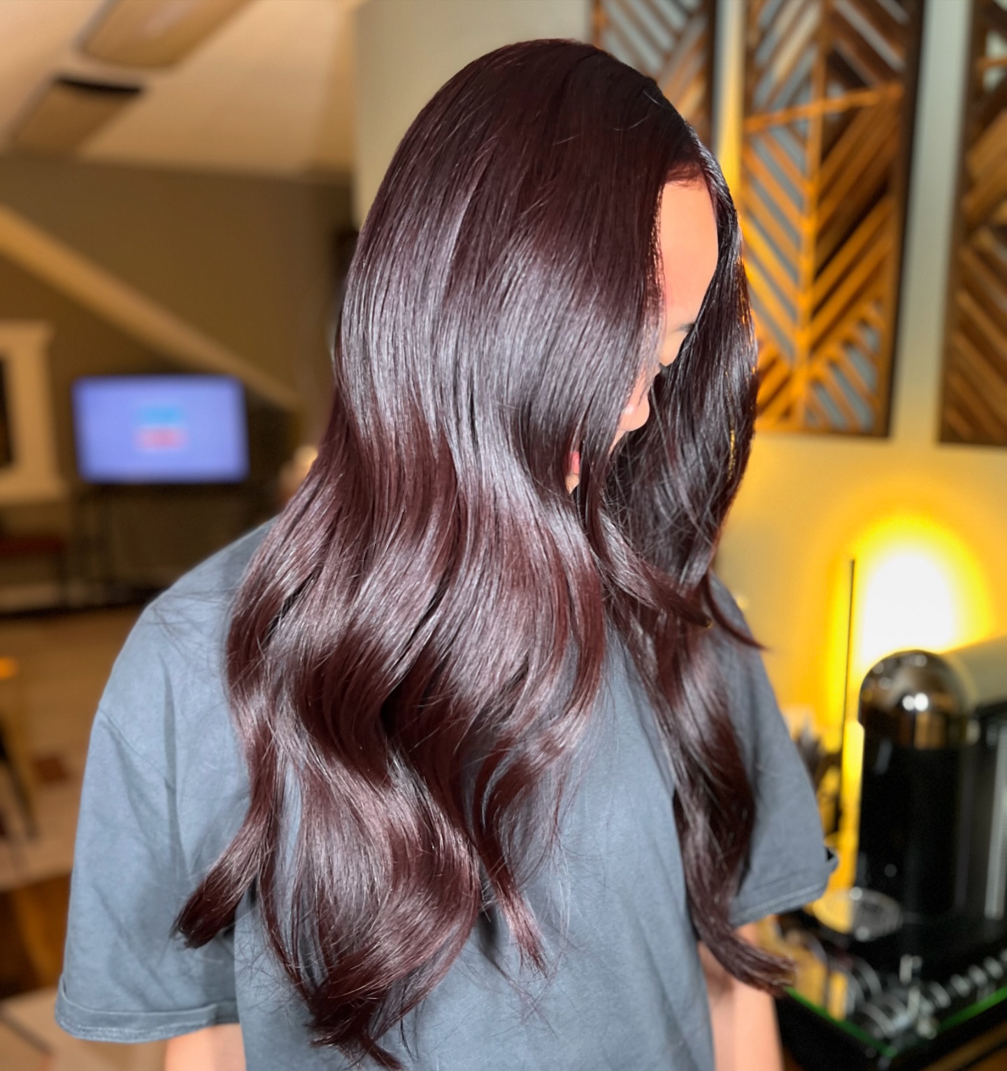 Haircut and hair color: @marinathebeautybff.
This an all over haircolor using permanent haircolor on virgin hair. We were going for a cherry cola color.
#cherrycolahair #haircolor #hairstylist #mn #haircolorist #salon