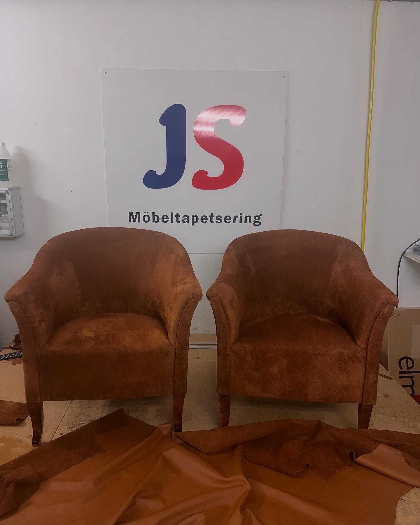 ✨ Förvandling av en antik 30-talsfåtölj ✨
Denna vackra fåtölj från 1930-talet har fått nytt liv med äkta läder! Från sliten och trött till en tidlös klassiker som kombinerar hantverk och historia. Med varsam hand har vi bevarat stolens unika detaljer och gett den en uppdatering som håller i generationer.
Vad tycker ni om resultatet? Skulle ni vilja ha en sådan i ert hem? 🖤 #AntiktMöterNutid #FåtöljRestaurering #Hantverk #ÄktaLäder