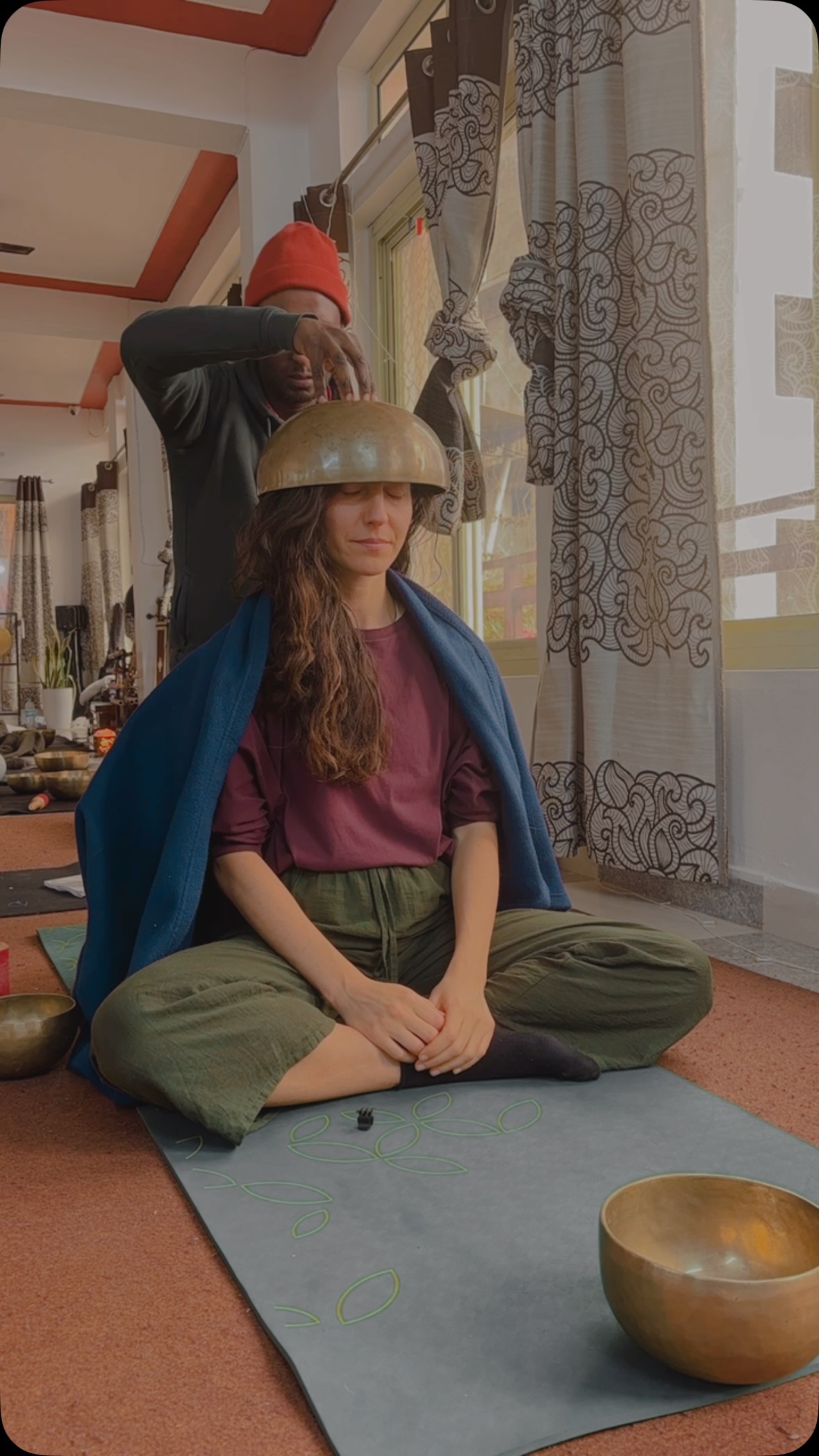 As day 4 ends, it was a special day working with my new friend @feeling_om_now on the magic of sound massage.. we learning how to deliver and receive 4 different massages which will be available to all of you soon.. seated, on the side, back and front. A grounding treatment which needs to be experienced to be understood! Having the vibrations from above felt like to me having a shower of positive energy, making all your cells smile!
Absolutely drinking all this new knowledge in! So much learning and still 6 days to go!
