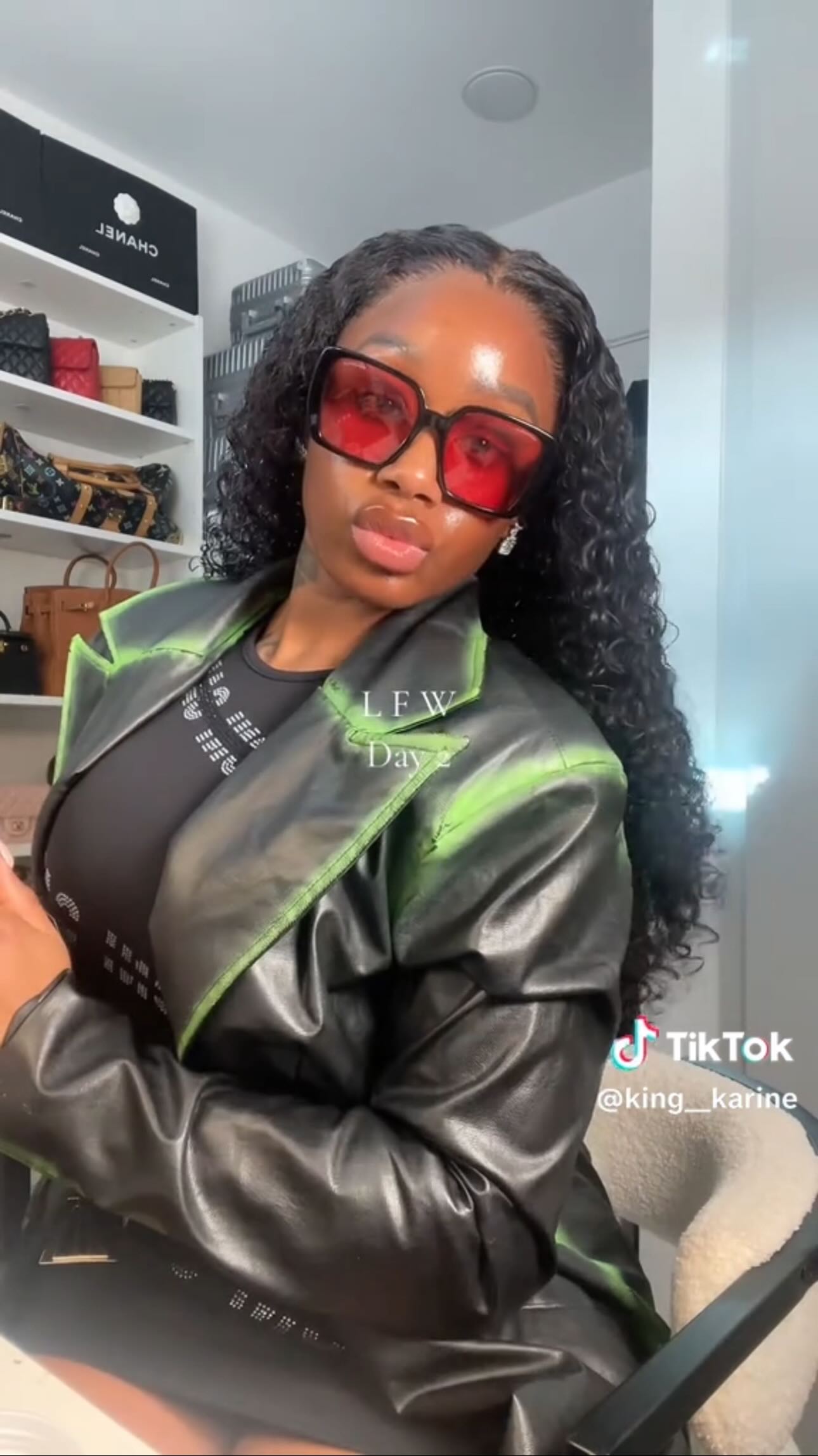 A quick snippet of @kingkarine live & Tiktok 🫧💚
Youu see the definition! Silky curls only.. No harsh curls overhere 🐐
#luxuryhair #explore #curlyhair #curlyhairroutine #haircare #virginhair #pixiecurl