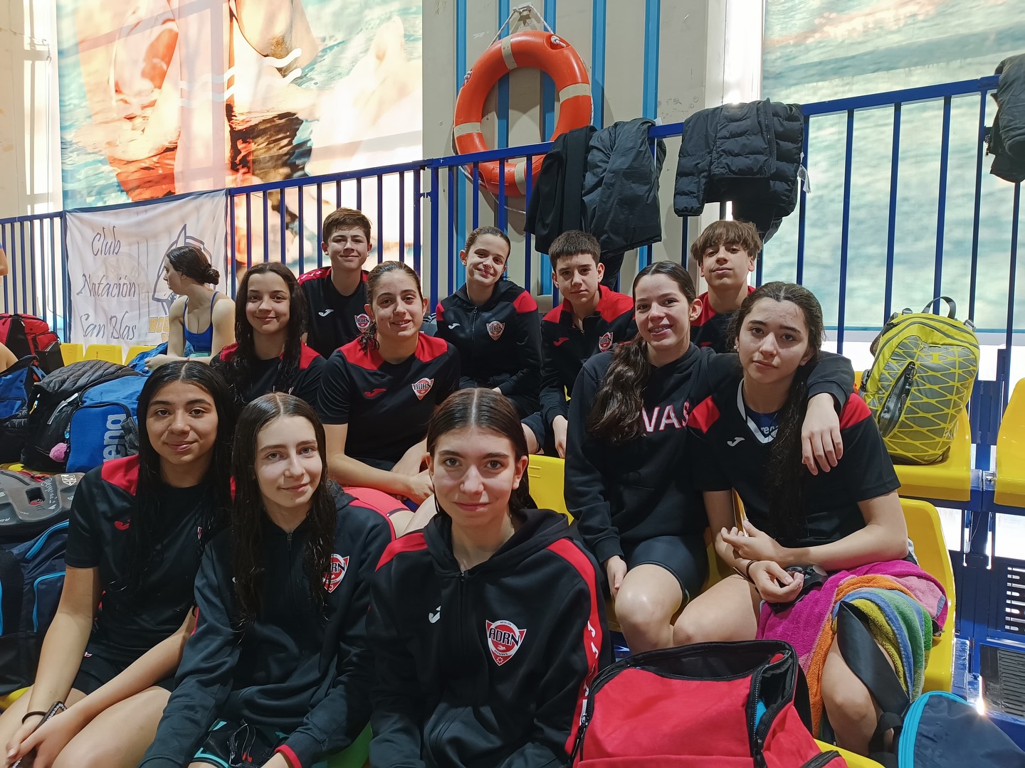 ▪️CTO MADRID INFANTIL▪️
➡️ Finalizó el Cto Madrid Infantil en el que tenemos un balance muy positivo de nuestros nadadores en el que sumamos un total de 3 medallas
1 🥇
1 🥈
1 🥉
Y sumamos un total de 631.00 puntos para conseguir la 6️⃣ª plaza en la clasificación conjunta
➡️ Enhorabuena a todos y en especial a “Rober” como capitán de este barco 🧑🏼✈️
➡️ Gracias como siempre a: @altafitrivassantaana @optica_atenea_optometria @centromaui @diariorivas @aytorivas @rivasactual