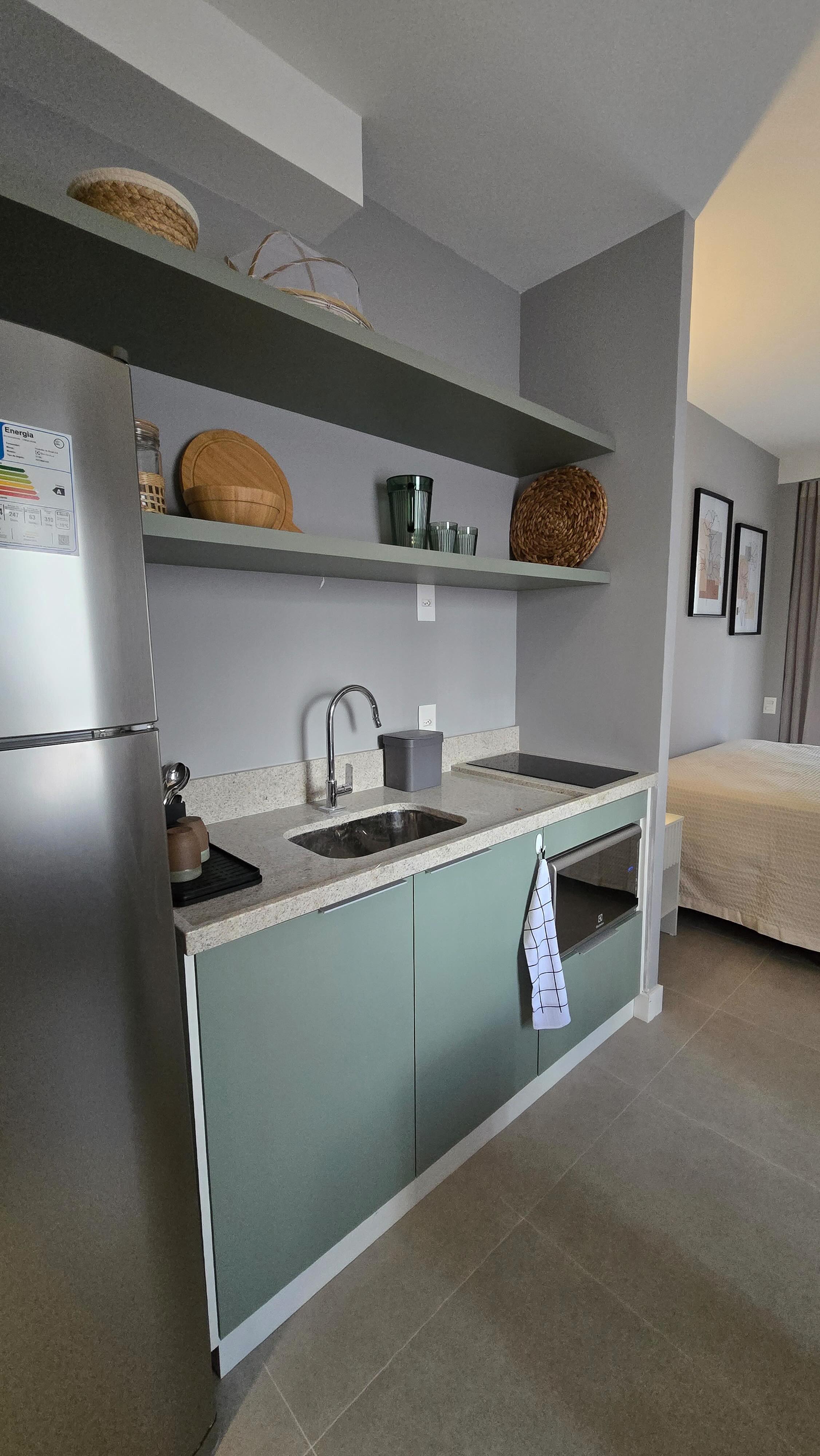 🔑✨ Os apartamentos compactos de 25m² estão cada vez mais presentes em bairros como Itaim, Moema e Jardins, em São Paulo, onde o metro quadrado pode chegar a valores altíssimos. Com a alta demanda por locações de curta duração, esses espaços se tornaram uma tendência entre quem busca praticidade sem abrir mão do conforto.
Neste projeto, a designer de interiores @silvinavillenabyzuhause transformou um desses apartamentos em um verdadeiro refúgio urbano, garantindo funcionalidade e sofisticação em cada detalhe.
Pensando na otimização do espaço, foram escolhidos móveis planejados, marcenaria eficiente e soluções inteligentes como cortinas blackout, eletrodomésticos silenciosos e áreas versáteis para trabalho e descanso.
E para quem quer conhecer de perto os materiais e acabamentos que fazem a diferença nesse tipo de projeto, o Studio Zuhause oferece um showroom repleto de opções, como pisos vinílicos, rodapés, cortinas, persianas, móveis planejados e papéis de parede.
💬👇 O que acharam da transformação? Nos contem aqui nos comentários!