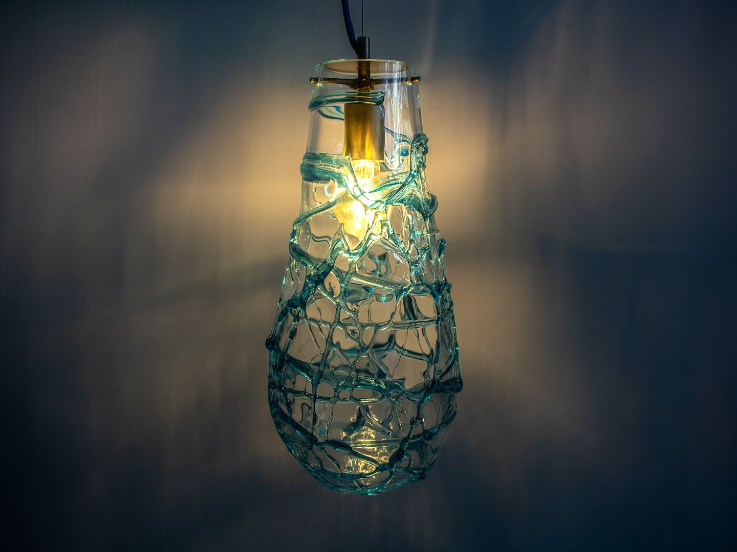 ✨New week, new design!✨
Cocoon shines even brighter with its mesmerizing deep blue hue, each delicate layer of molten glass hand-spun with precision. A true testament to the beauty of craftsmanship and fire. 🔥💙
.
>> maiizen.com