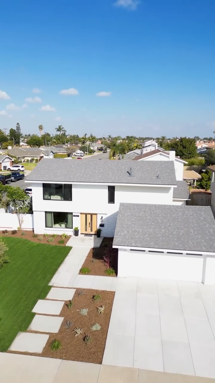 Coastal elegance at its finest β¨
.
.
Listed by @sheralynmcveigh
Video by @westrobinmedia
.
.
.
.
.
#realestate #luxury #lifestyle #realtor #luxurylifestyle #interiordesign #california #orangecounty
#RealEstatePhotography #DreamHome
#LuxuryRealEstate #RealtorMarketing #ListingPhotos #InteriorPhotography
#OrangeCountyRealtor #TopAgent #coastal #coastalliving #huntingtonbeach