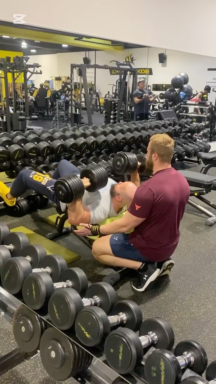 Wer hat’s wirklich drauf?💪 Unsere mutigen Männer haben sich der ultimativen Herausforderung gestellt - schweres Gewicht, maximale Power!🙌
#bodyperformance #bodyperformance #bodyperformancestudio #bodyperformanceleibnitz #xundmacher #diexundmacher