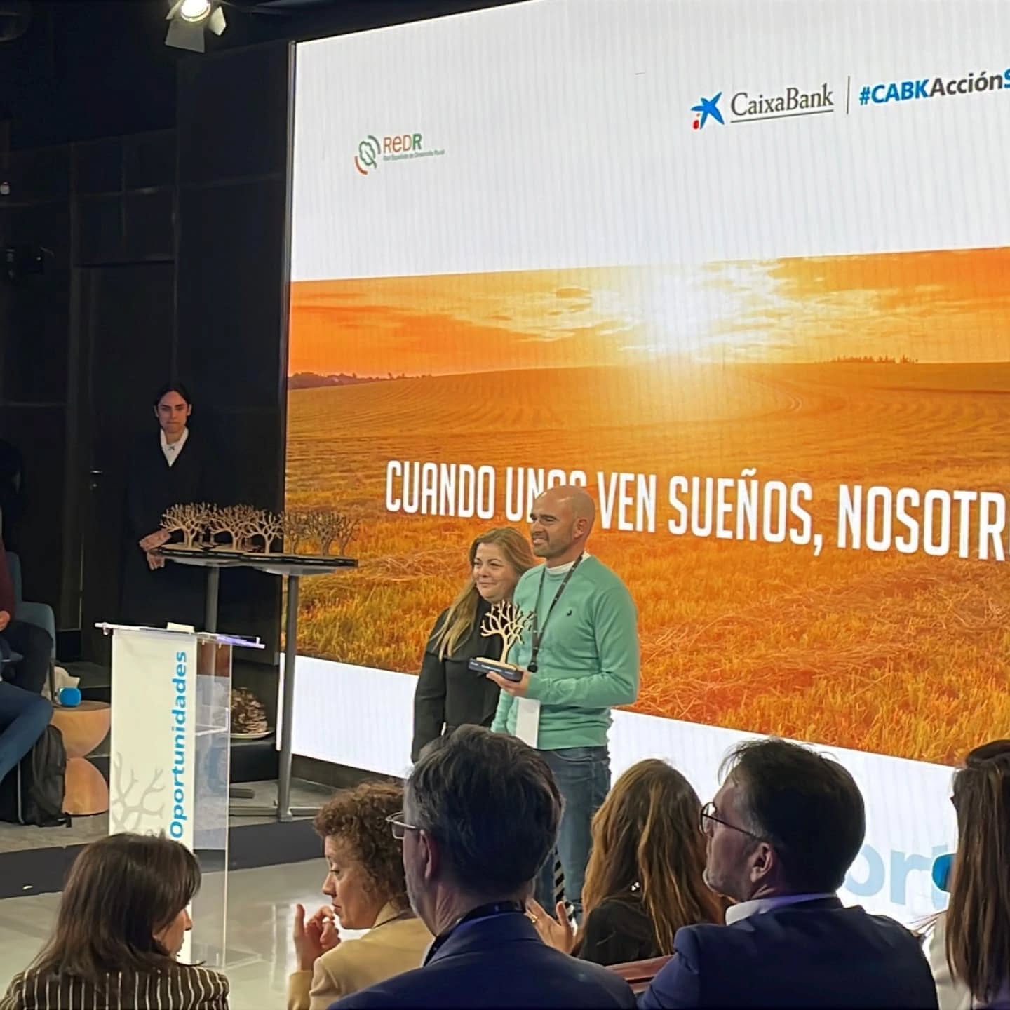 ✨️ ¡Ganamos! Premio al emprendimiento rural de España 2025 de la mano de @caixabank y #tierradeoportunidades en la final de @ruraltalent en Madrid.
Tras muchos meses de preparación de los distintos retos conseguimos llegar a la final y nos llevamos el primer premio junto a otros 4 maravillosos proyectos rurales. ¡Enhorabuena a todos!
@boletsdemenorca
@legado_andaluz
@planetapueblo
@morales_forja
Felicidades a la organización porque se han volcado en ayudarnos con estos proyectos y dar visibilidad a pequeños proyectos rurales alrededor de toda España. Gracias también a @integral.es por todo el apoyo.
Os animamos a que visitéis a los ganadores y a todos los proyectos que han participado en este reto 2025 porque hay autenticas maravillas. Os dejamos un enlace.
https://www.redr.es/es/noticias/caixabank-premia-veinte-iniciativas-de-emprendimiento-rural-en-la-clausura-de-tierra-de-oportunidades-2024/
¡Por la vida rural y el emprendimiento rural!
Y gracias a todos los que apoyáis estos proyectos. Cada vez somos más y podemos cambiar las cosas.
#ruraltalent #TierradeOportunidades #vida rural #emprendimientorural #recuperartradiciones